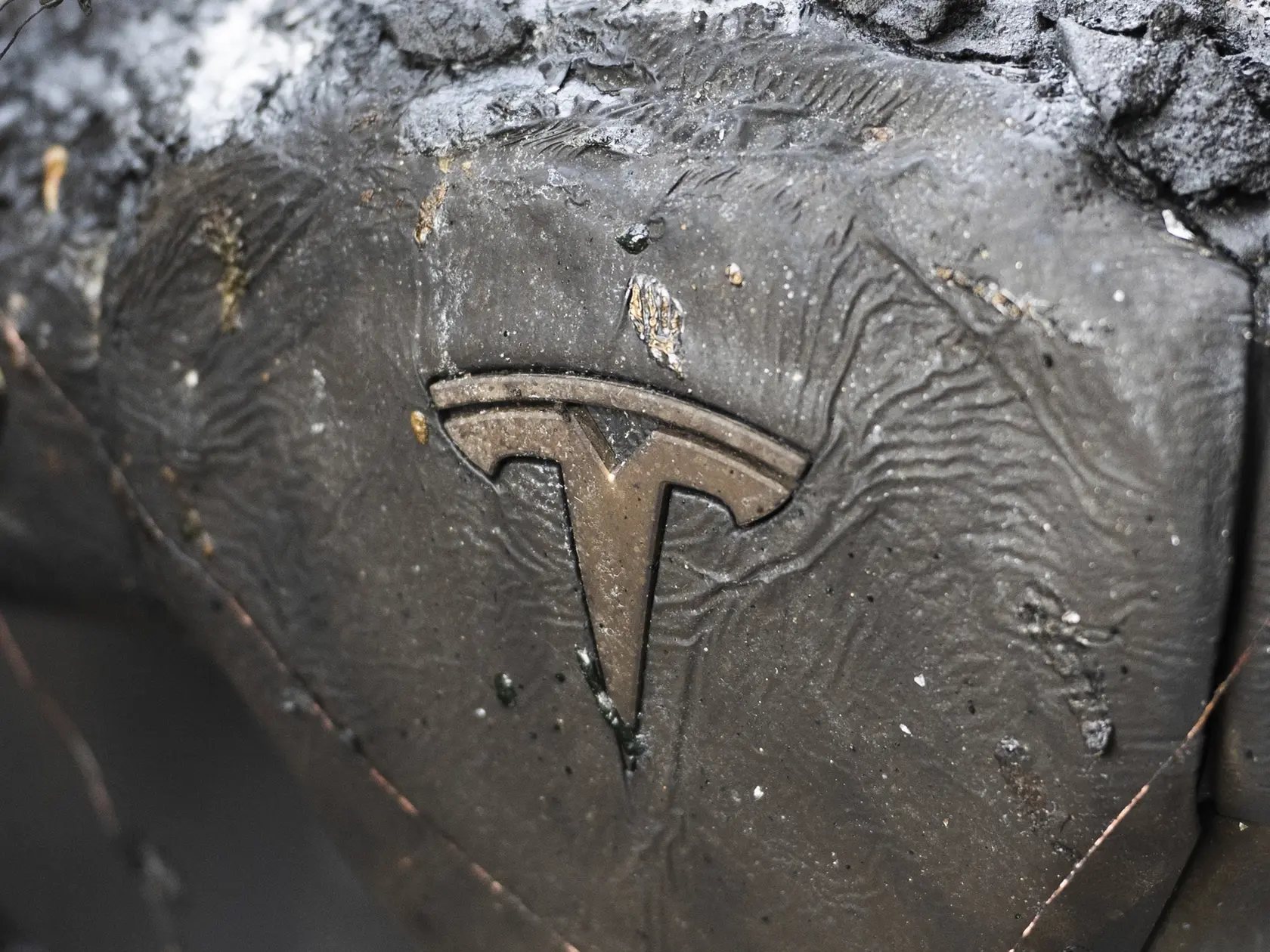 Na snímke interiér zhoreného automobilu značky Tesla v Berlíne 14. marca 2025. Štyri vozidlá značky Tesla podpálili neznámi páchatelia v nemeckej metropole Berlín, uviedla v piatok tamojšia polícia. Ide o najnovšie útoky na spomínanú značku po tom, čo jej vlastník, americký miliardár Elon Musk, podporil pred februárovými nemeckými voľbami stranu Alternatíva pre Nemecko (AfD), označovanú za krajine pravicovú.