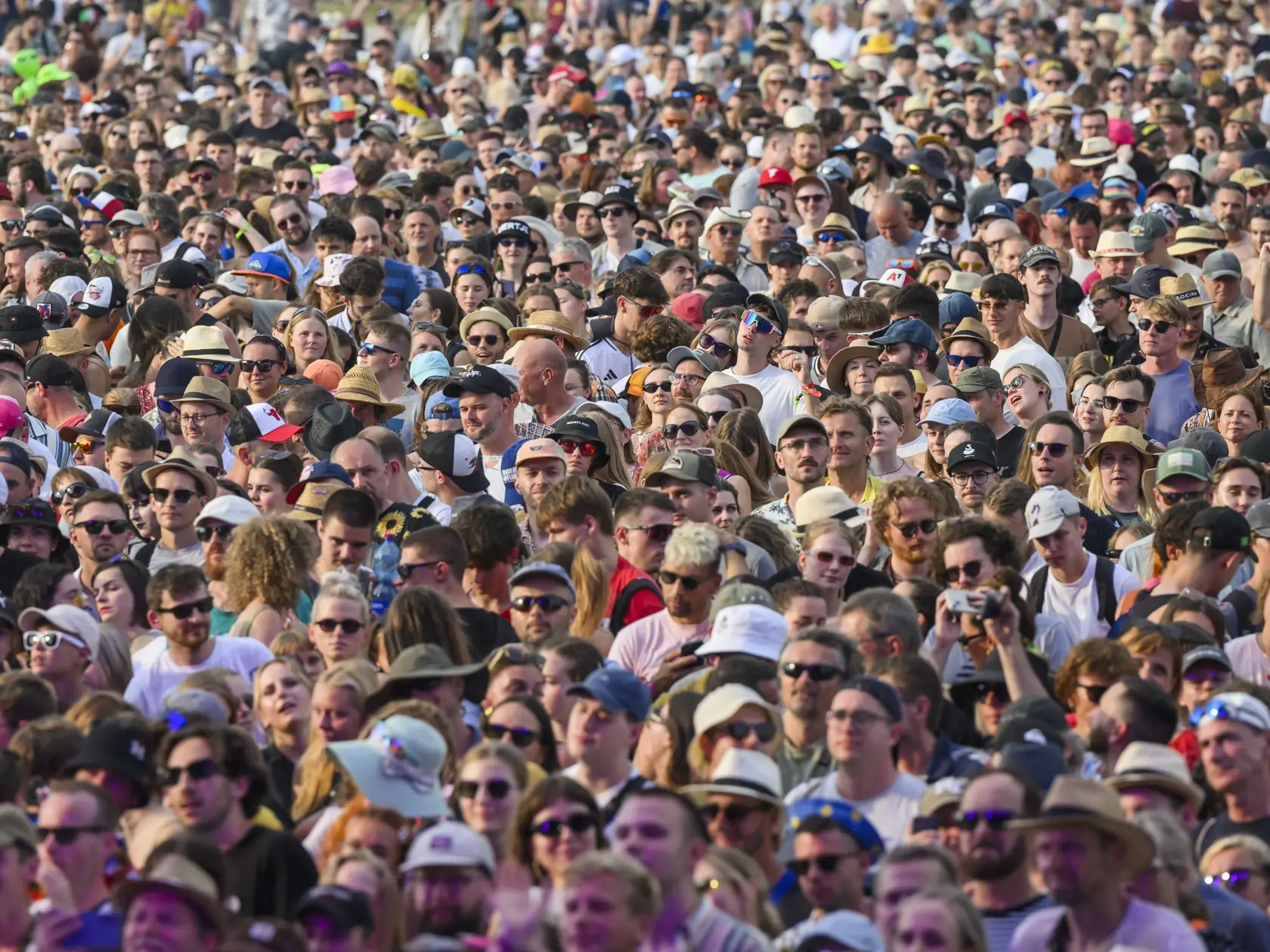 Na snímke ľudia sa bavia na koncerte skupiny Para počas 27. ročníka festivalu Pohoda vo štvrtok 11. júla 2024 v Trenčíne.