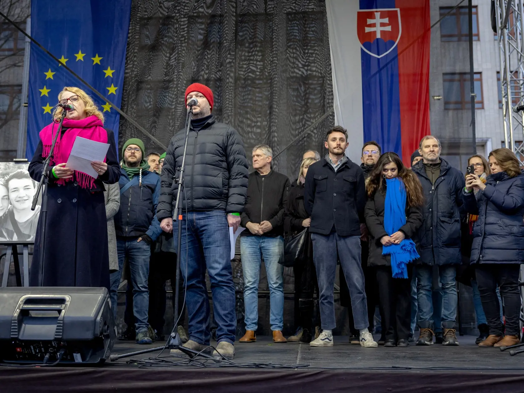 Spoločné zhromaždenie - Sedem rokov bez Jána a Martiny - Slovensko je Európa.
Spomienkovo-protestné zhromaždenie na Námestí slobody pri príležitosti výročia vraždy novinára Jána Kuciaka a jeho snúbenice Martiny Kušnírovej. Na snímke je Matúš Kostolný.