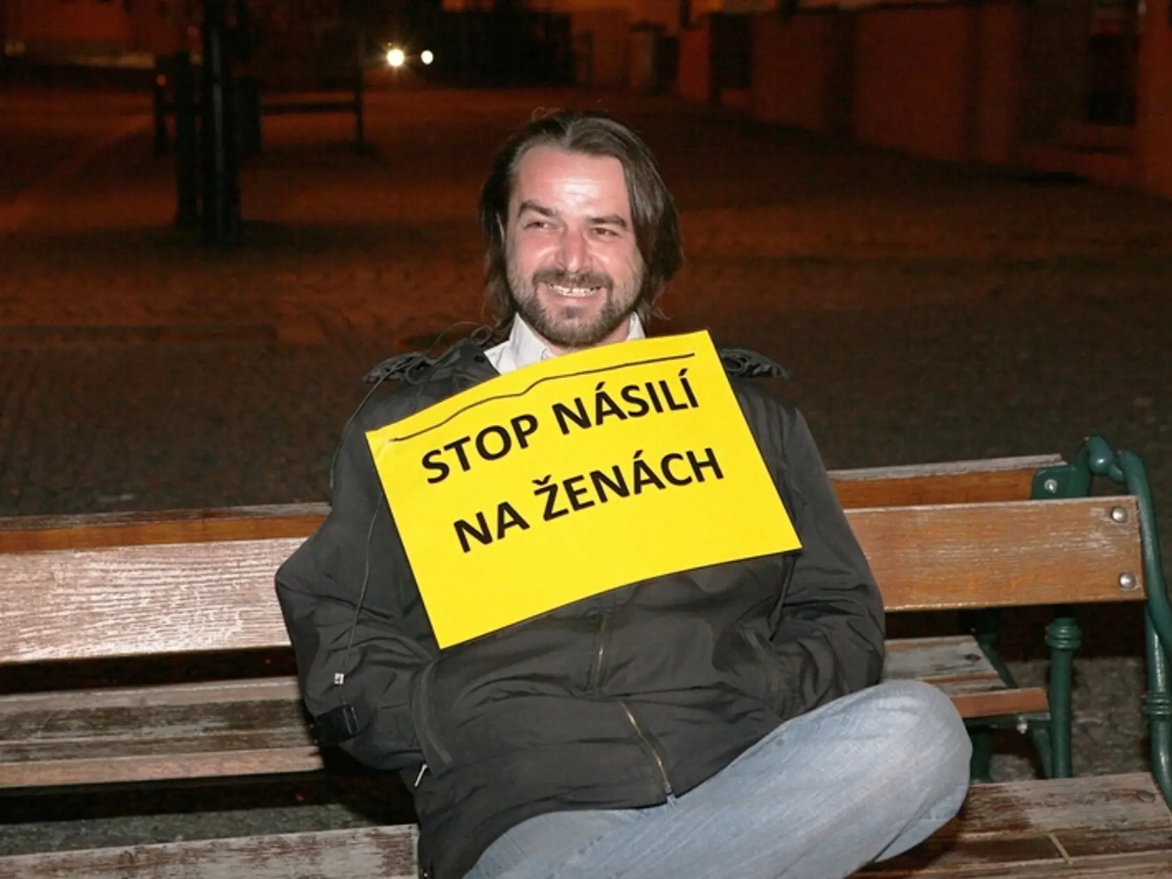 Provokuje: Macura tvrdí, že jeho idol je v područí svojho manžela. Za jej „práva“ viackrát demonštroval.