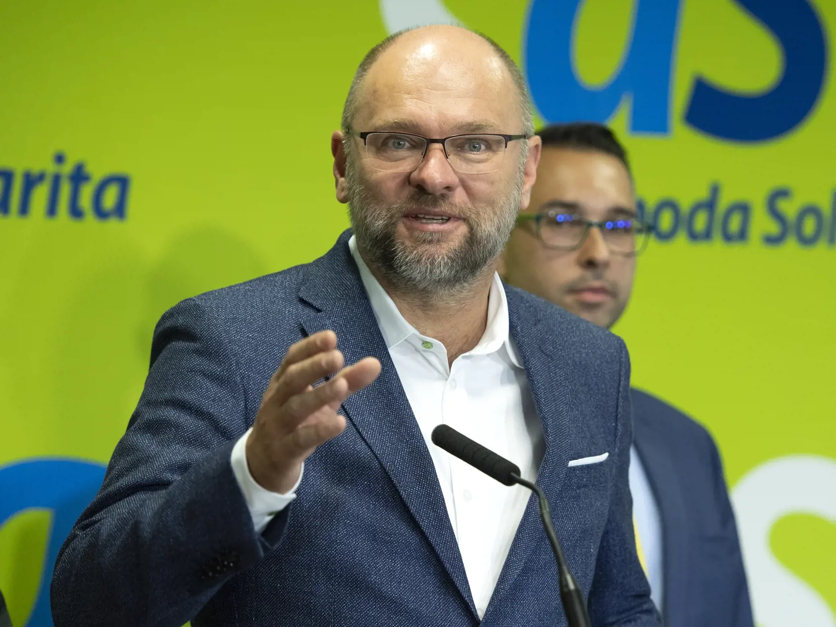 Na snímke predseda strany Sloboda a Solidarita (SaS) Richard Sulík gestikuluje počas tlačovej konferencie v Bratislave v pondelok 8. augusta 2022.