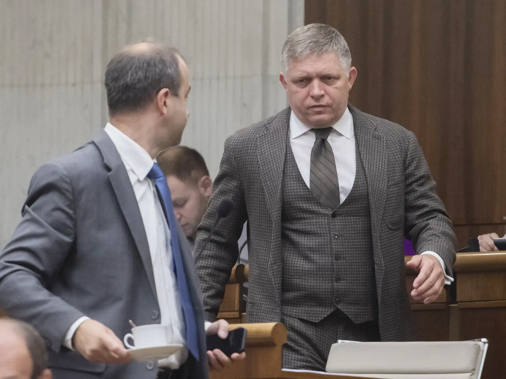 Na snímke poslanci parlamentu SR vpravo Robert Fico a vľavo Ján Podmanický (obaja Smer-SD) počas 66. schôdze NRSR 22. júna 2022 v Bratislave. Národná rada (NR) SR v stredu prelomila veto prezidentky SR Zuzany Čaputovej v prípade zákona o financovaní voľného času dieťaťa. Zákon schválilo plénum v pôvodnom znení a odmietlo pripomienky hlavy štátu.