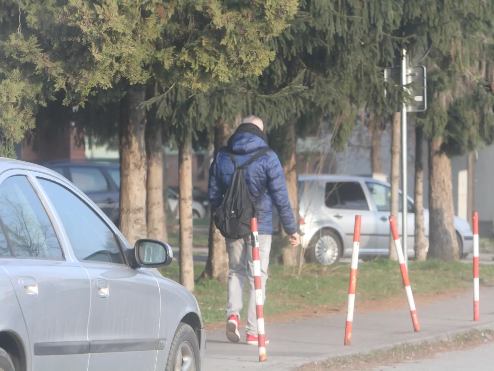 Herečkin manžel na ceste do roboty.