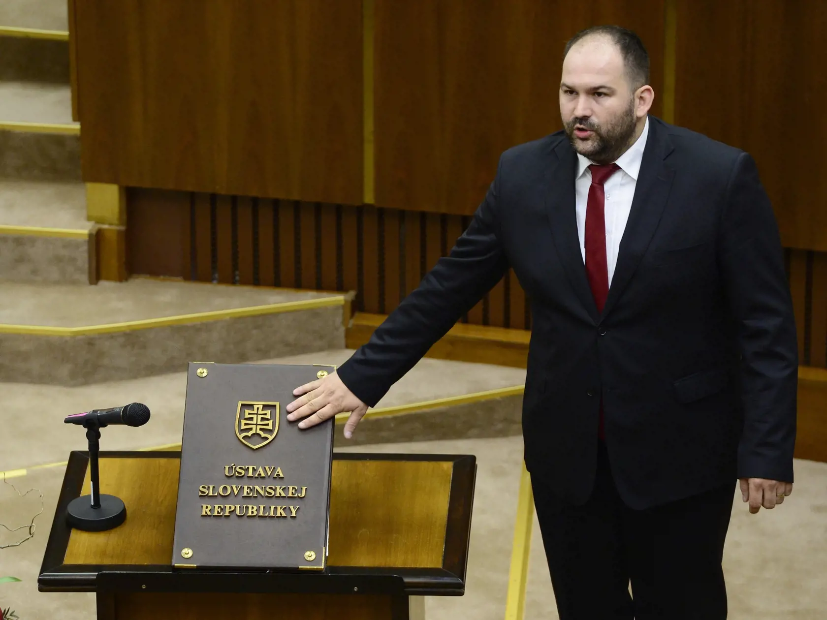 Na snímke Peter Pčolinský (Sme rodina) skladá poslanecký sľub počas ustanovujúcej schôdze Národnej rady Slovenskej republiky (NR SR) VII. volebného obdobia 23. marca 2016 v Bratislave.