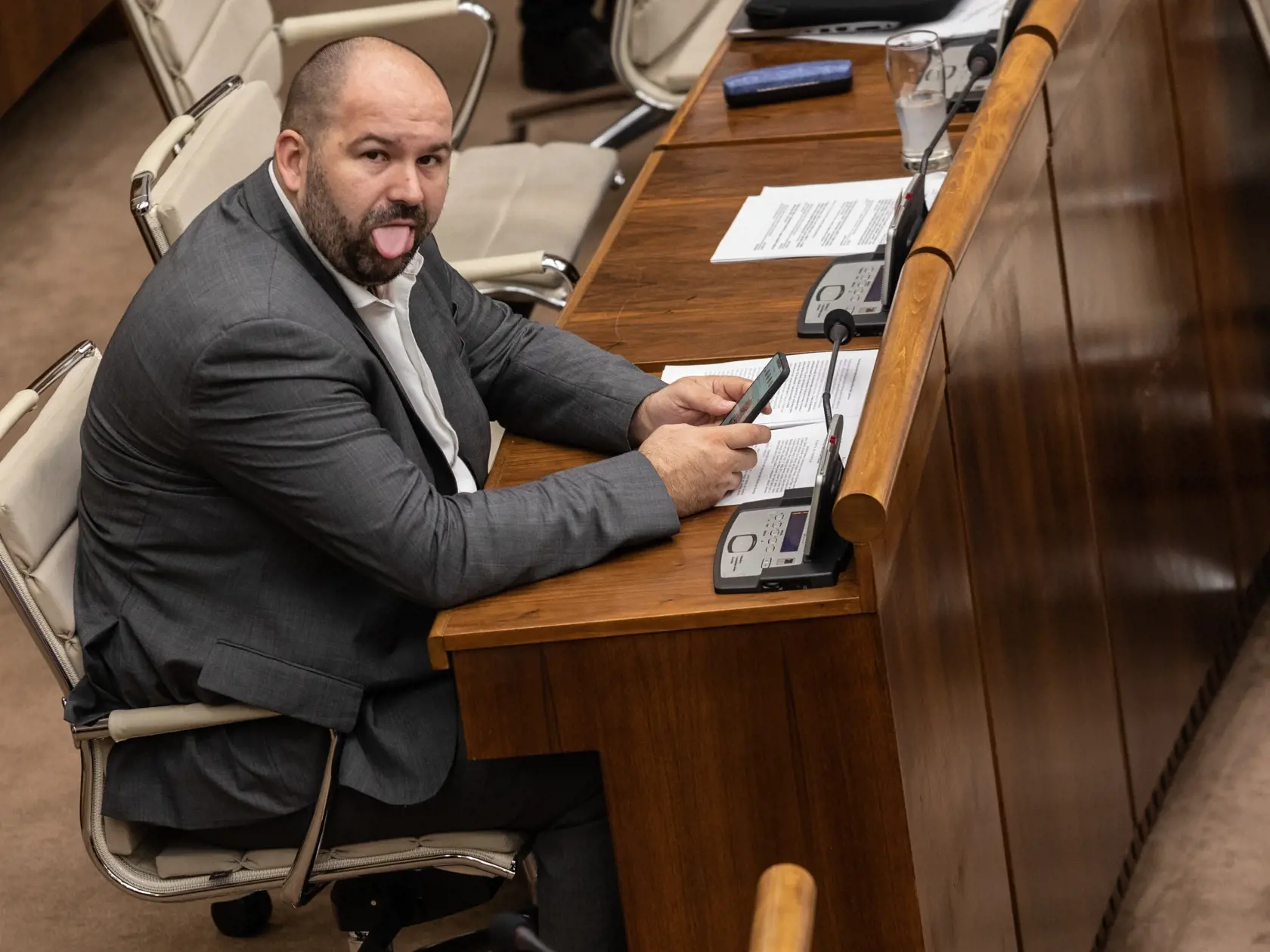 Mobilné zariadenie patrí prakticky neodmysliteľne do rúk poslancov v parlamente. Na fotke Peter Pčolinský zo Smer Rodina.