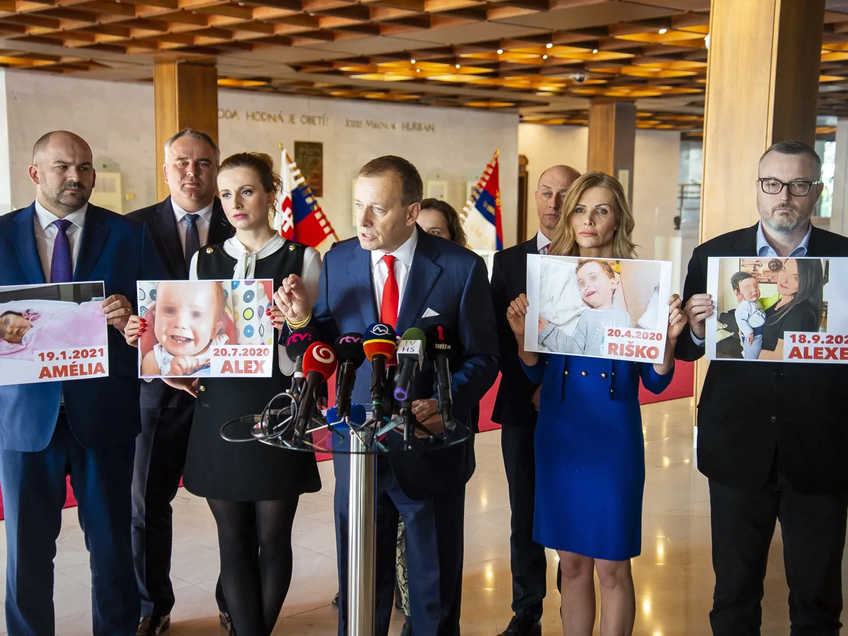 Na snímke poslanci NR SR (Sme rodina) zľava Peter Pčolinský, Jozef Lukáč, Adriana Pčolinská, predseda hnutia Sme rodina Boris Kollár, Petra Krištúfková, Ľudovít Goga a Milan Krajniak počas tlačovej konferencie o podmienkach podpory zvolania mimoriadnej schôdze NR SR v pondelok 17. februára 2020 v Bratislave.