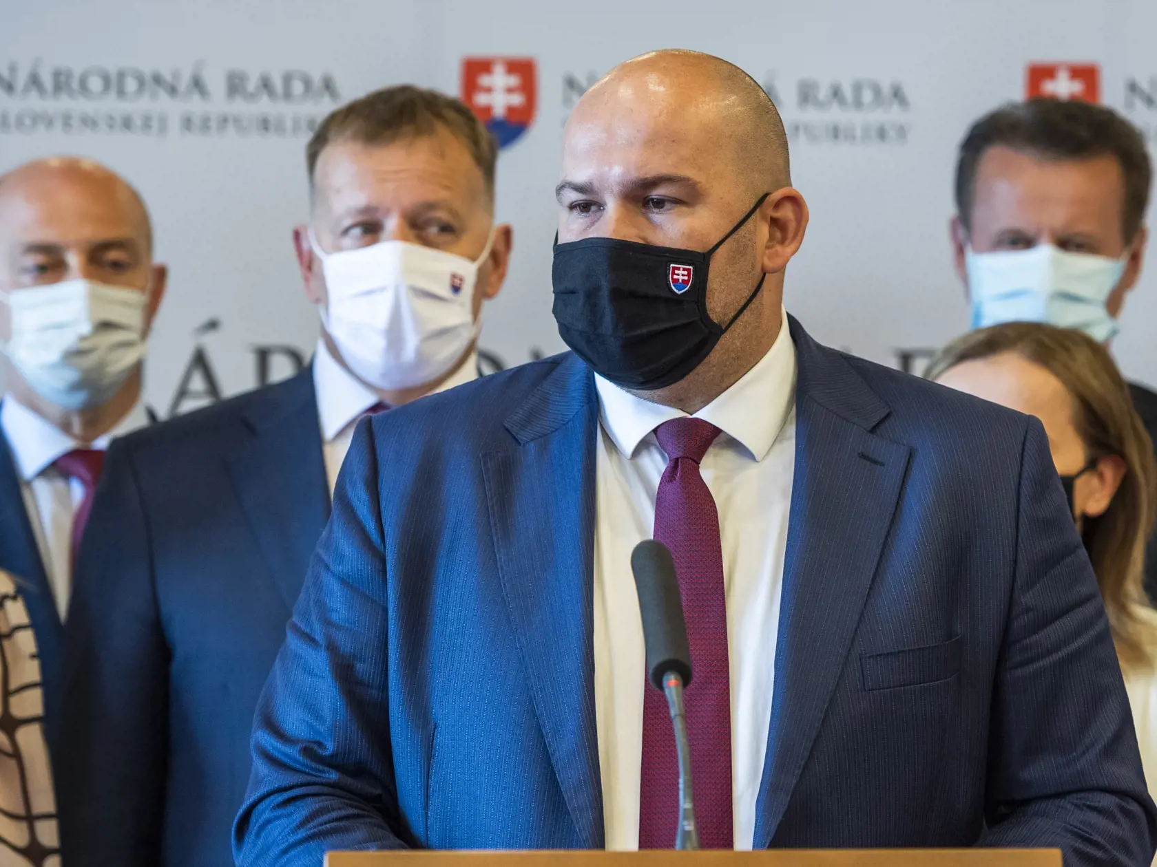 Na snímke druhý zľava predseda Národnej rady SR a predseda hnutia Sme rodina Boris Kollár a tretí zľava šéf klubu Sme rodina Peter Pčolinský počas tlačovej konferencie Sme rodina k očkovaniu v Bratislave 2. júla 2021.