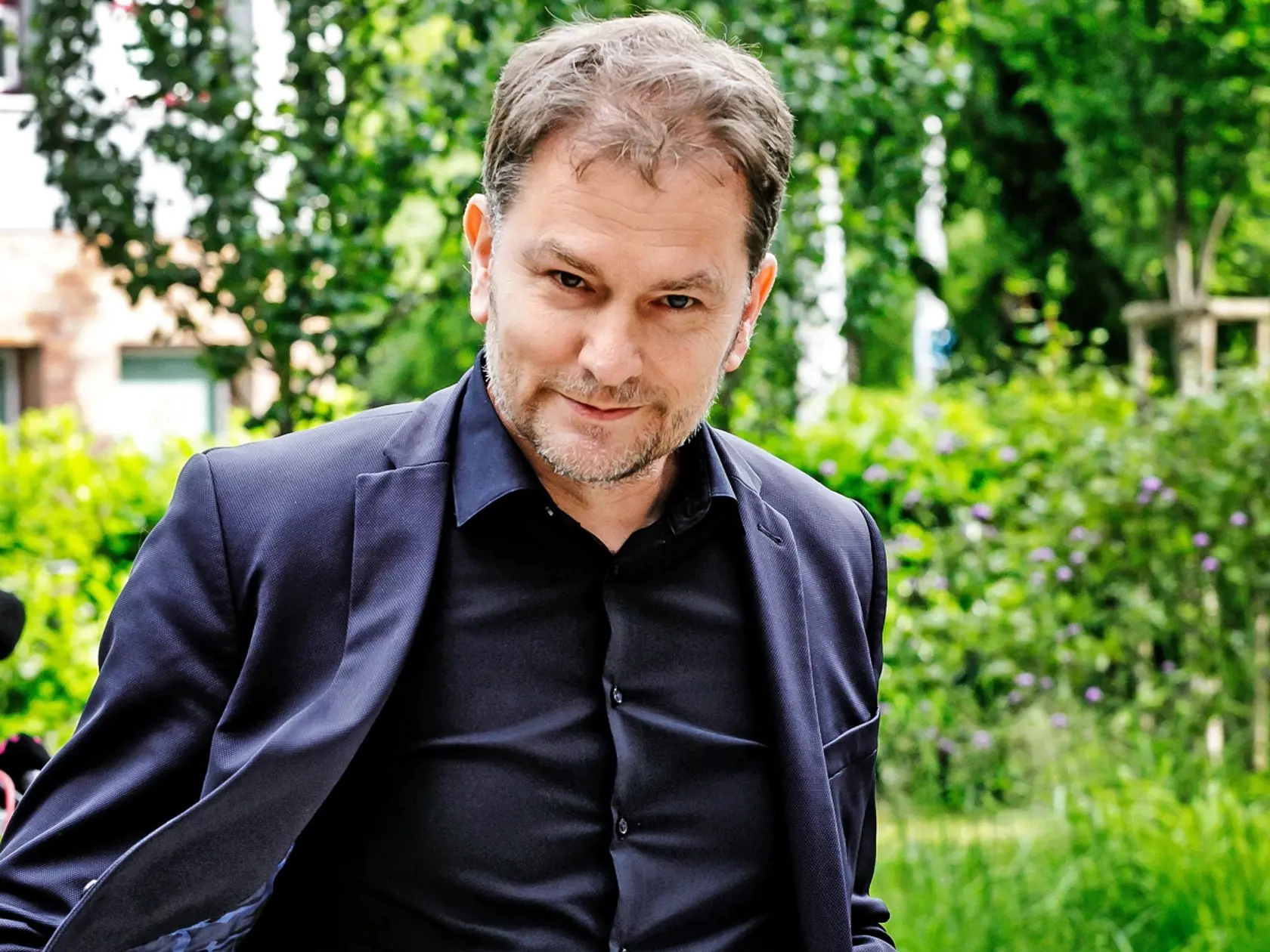 Plošné poskytovanie peňazí domácnostiam pôsobí skôr proinflačne. „Rodinný balíček“ ministra financií Igora Matoviča preto nemožno považovať za protiinflačné opatrenie, ktoré oslabí vplyv vysokých cien. Takým by bol v prípade, že by išlo o adresnú pomoc nízkopríjmovým skupinám.