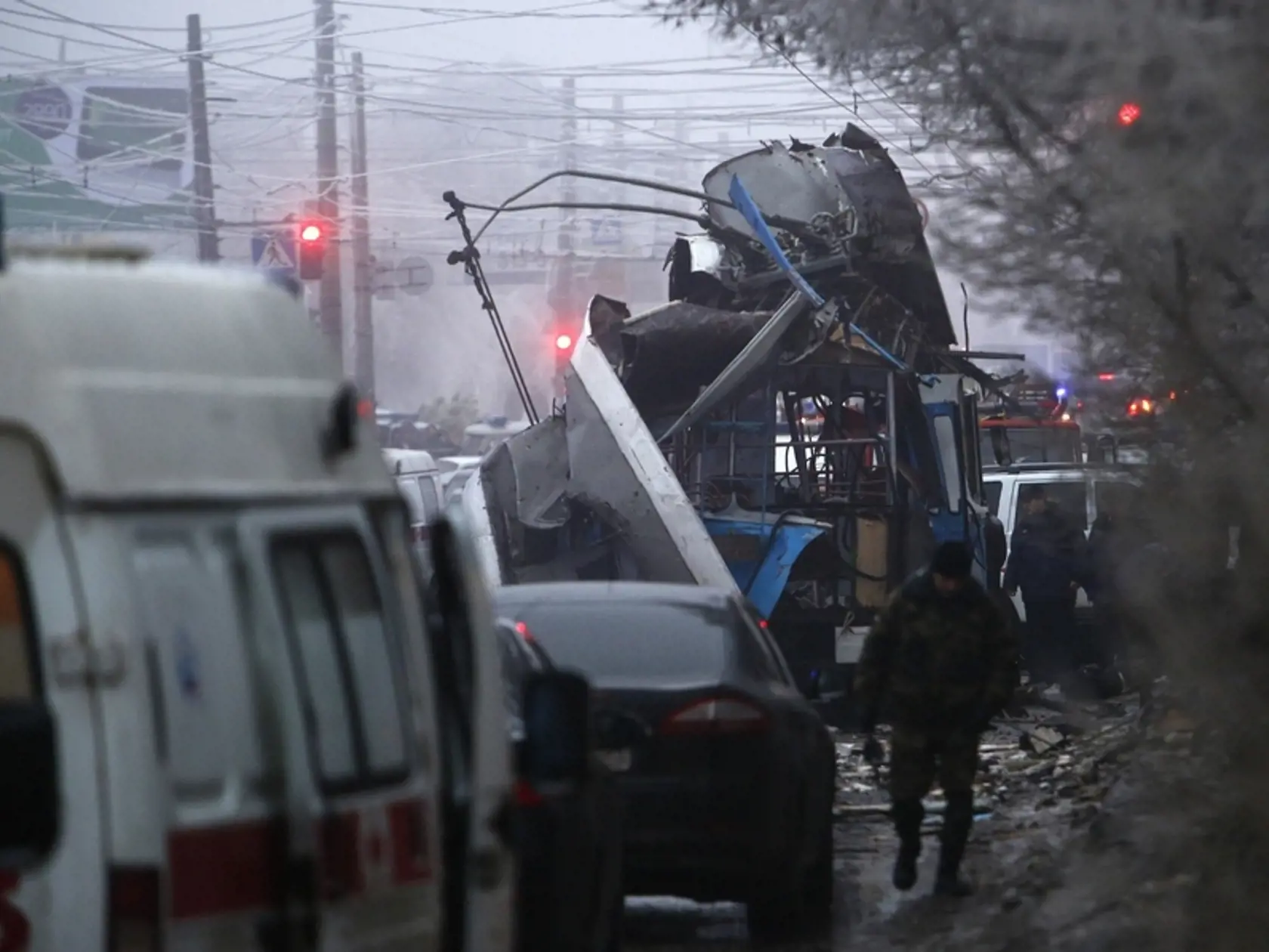 Bomba trolejbus úplne zničila.