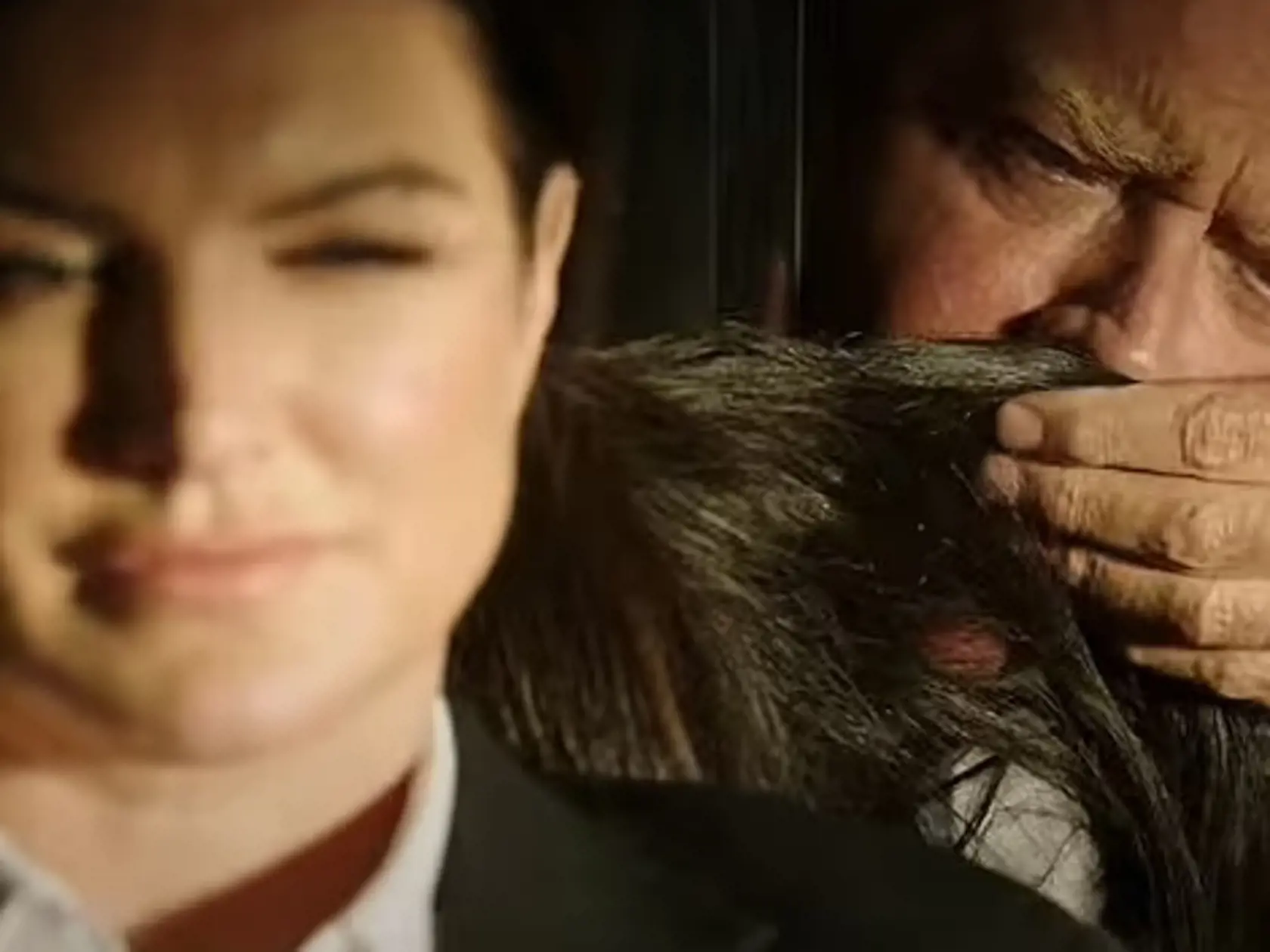 Krátku, 23-sekundovú ukážku uverejnil ako prvý britský denník Daily Mail. Premiéru by mal mať film, ktorý je financovaný prostredníctvom súkromnej zbierky, už 7. septembra... dva mesiace pred americkými "midterm" voľbami.
