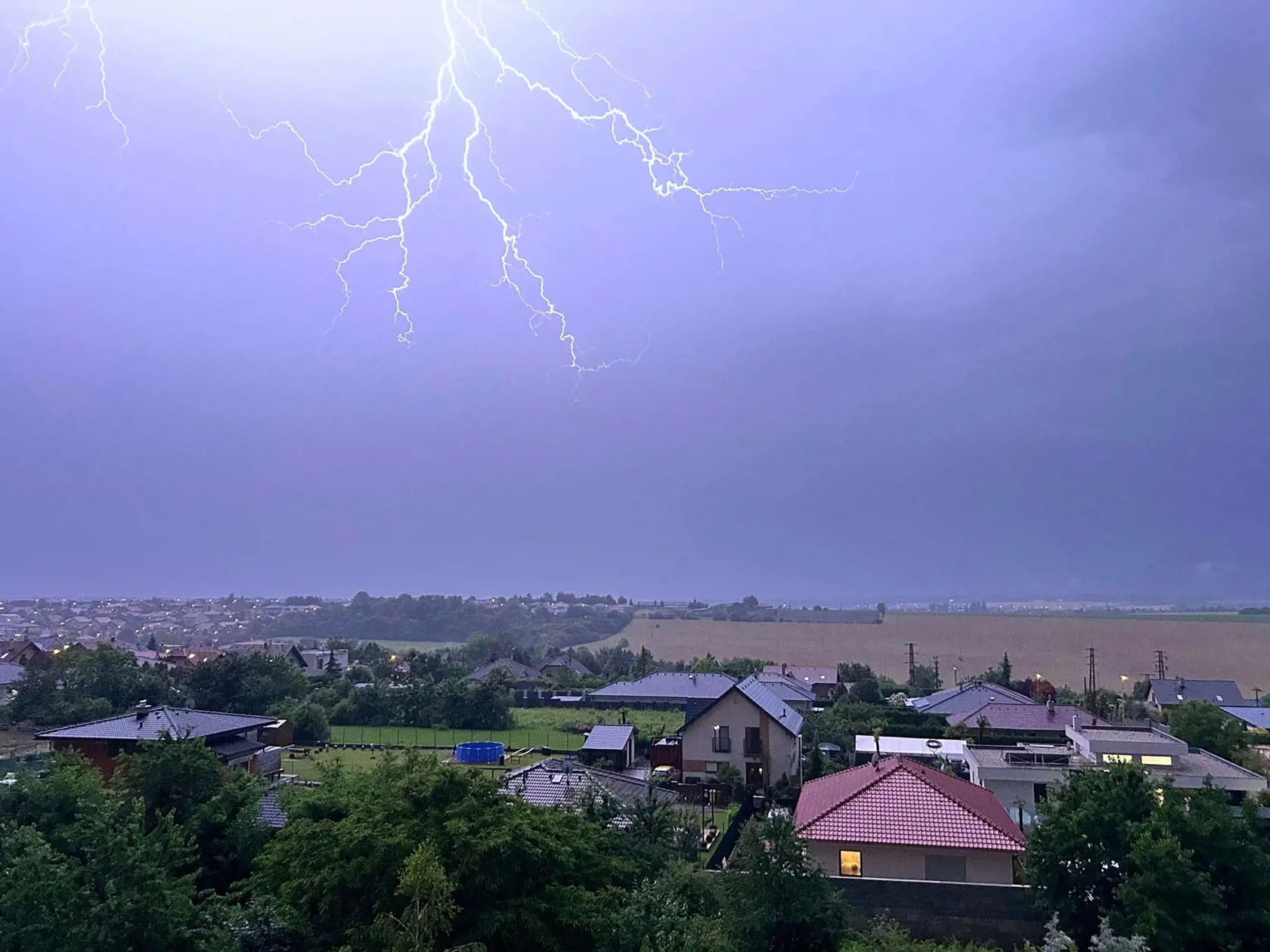Blesk nad Nitrou počas včerajšej nočnej búrky.