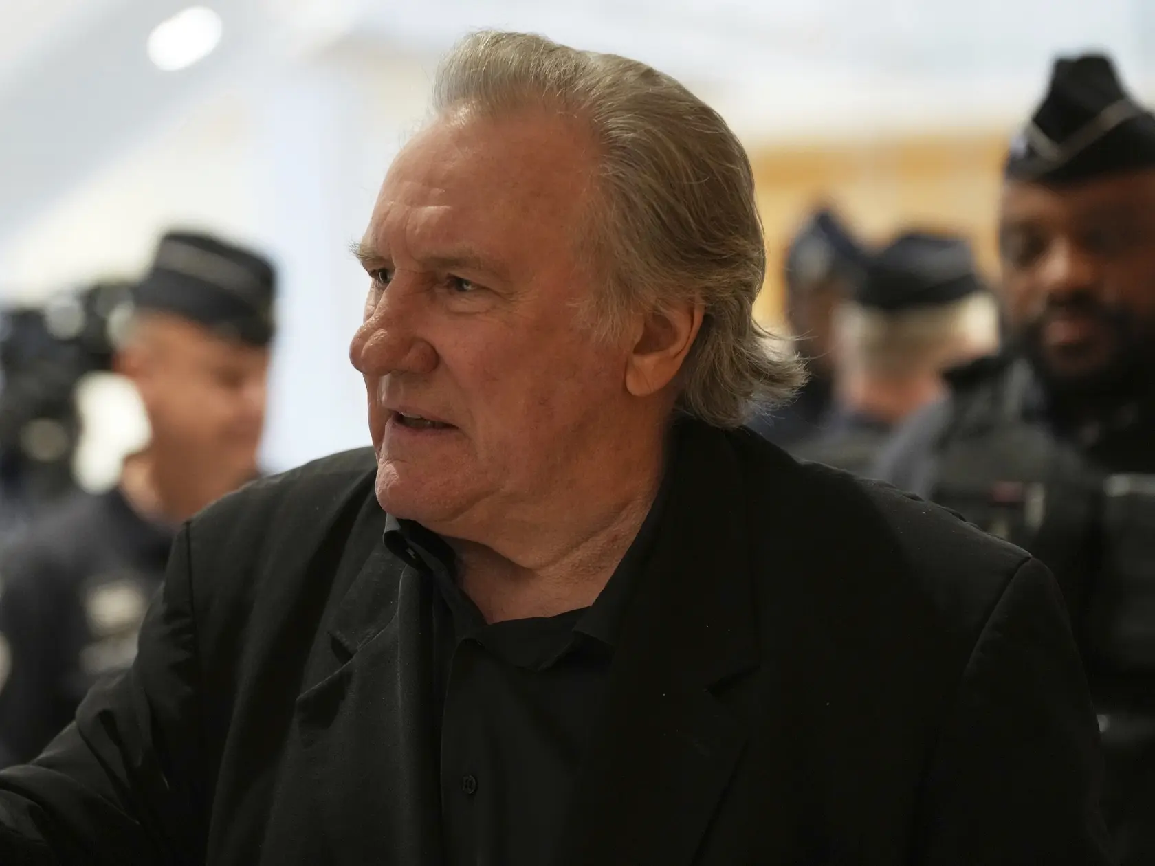 JB 26 Paríž - Francúzsky herec Gerard Depardieu  odchádza na prestávku na súde v Paríži 26. marca 2025, kde sa v pondelok začal súdny proces s hercom obvineným zo sexuálneho napadnutia dvoch žien počas nakrúcania filmu Zelené okenice v roku 2021. Súd proces v októbri odročil pre hercov zdravotný stav. FOTO TASR/AP

French actor Gerard Depardieu leaves for a break during his trial for the alleged sexual assaults of two women on a film set in 2021, Wednesday, March 26, 2025 in Paris. (AP Photo/Aurelien Morissard)