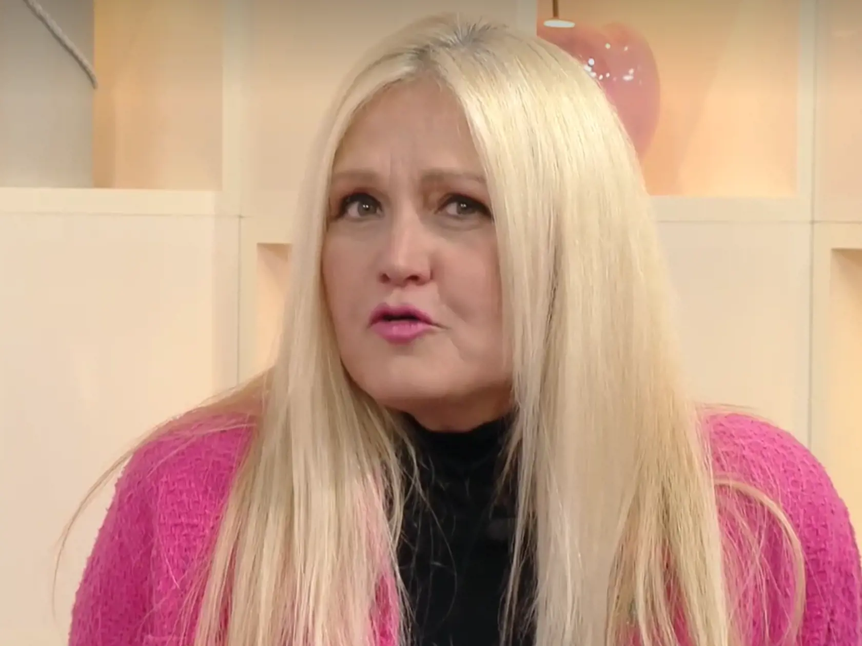 Júlia Hečková vyzerá na 62 rokov výborne. Spolu s bratom zaspievali novú pieseň v Dámskom klube na RTVS.