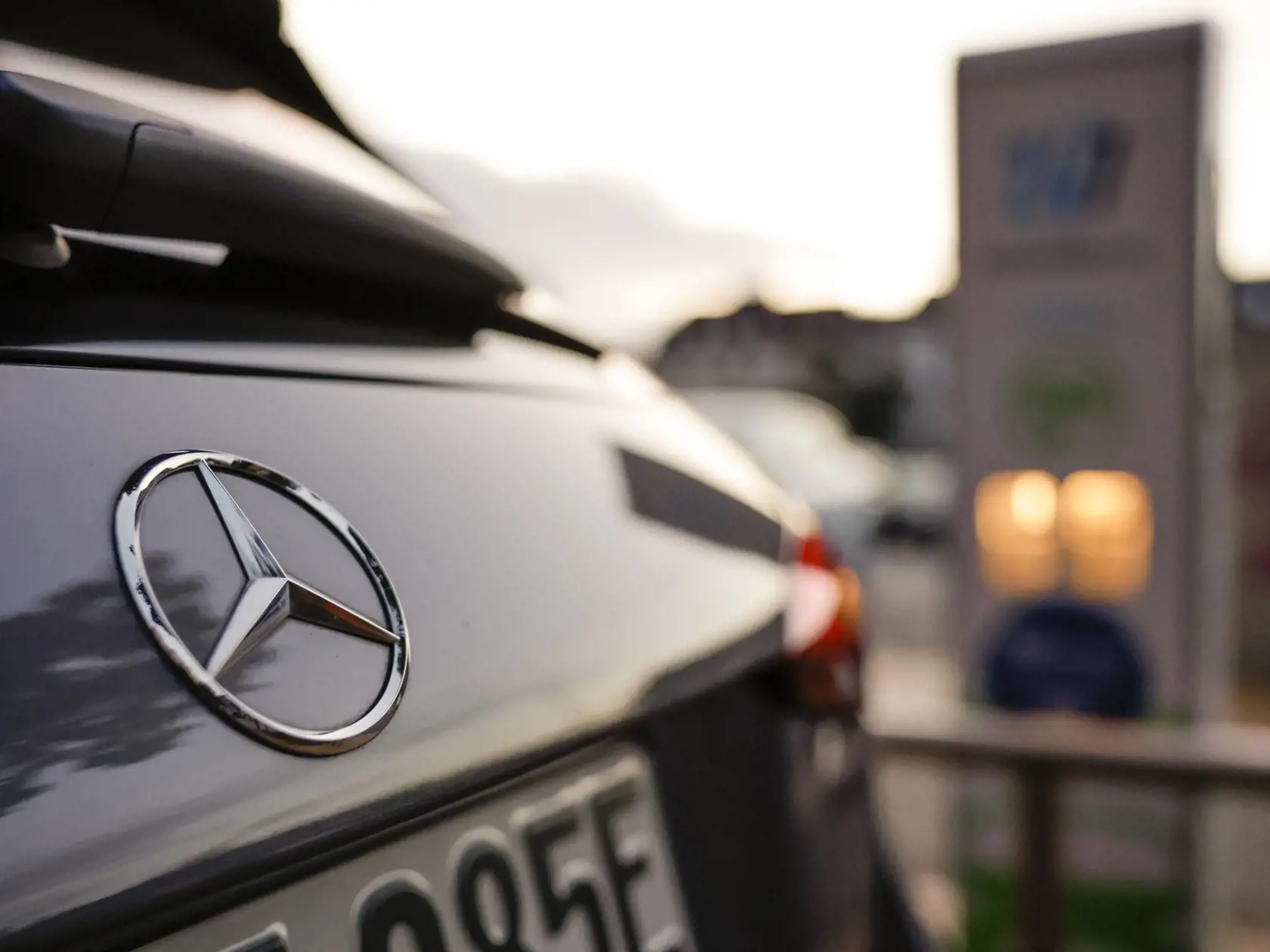 WA 10 Kiel - Elektromobil značky Mercedes stojí pred nabíjacou stanicou v nemeckom meste Kiel v stredu 27. júla 2022. Nemecká automobilka Mercedes-Benz oznámila za 2. kvartál 2022 pokles čistého zisku, trhmi sledovaný upravený zisk pred úrokmi a zdanením však vzrástol takmer o desatinu, pričom firma prekonala očakávania. Spoločnosť zároveň zlepšila výhľad na celý rok. FOTO TASR/DPA

27.07.2022, Schleswig-Holstein, Kiel: Ein Elektroauto des Herstellers Mercedes steht vor einer Ladesäule der Kiele