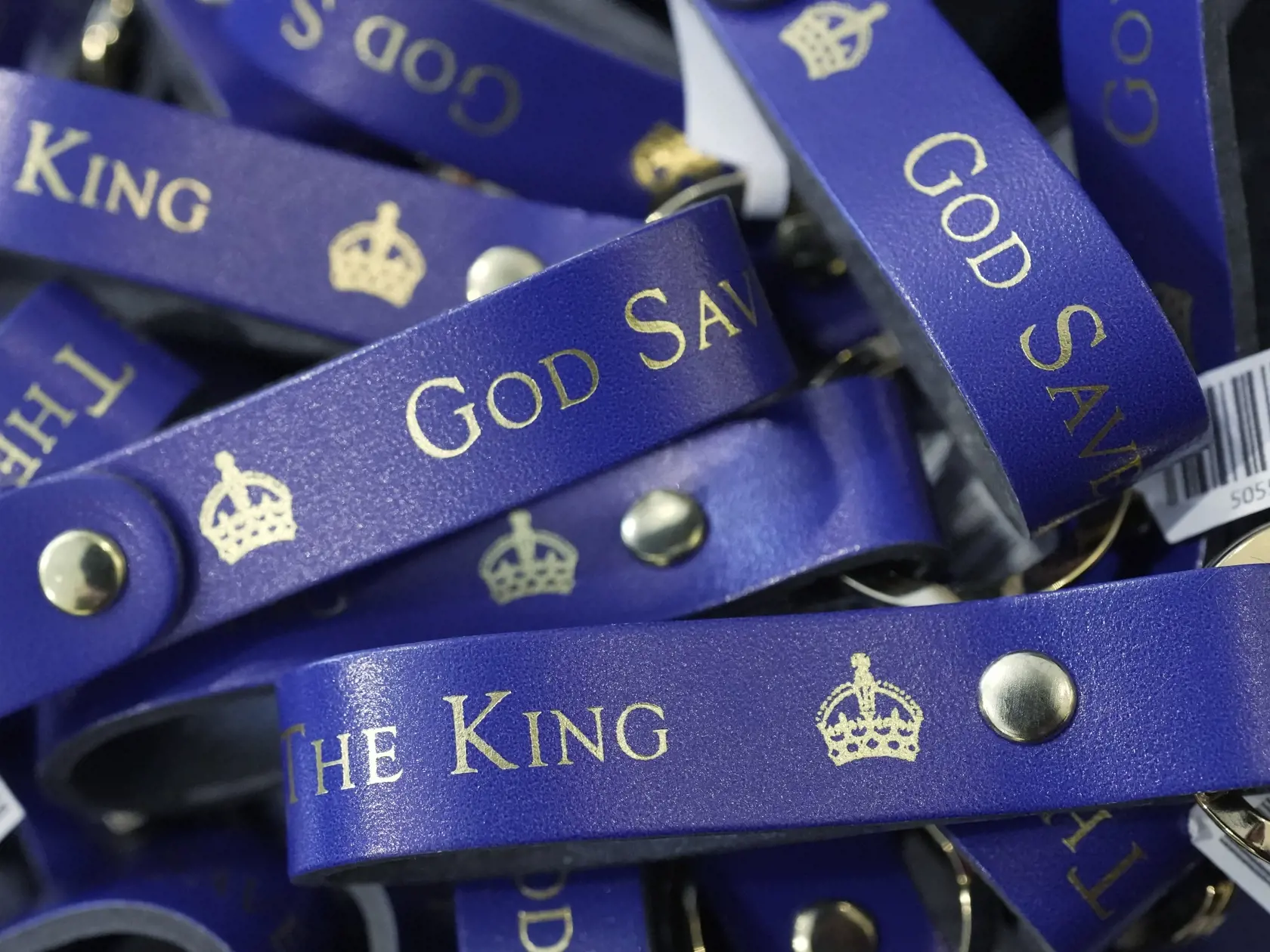 Na snímke suveníry sú vystavené na predaj v obchode so suvenírmi pred korunováciou kráľa Charles III. v Londýne 24. apríla 2023. Korunovácia Charlesa III. vo Westminsterskom opátstve sa bude konať 6. mája a zúčastnia sa na nej predstavitelia mnohých krajín sveta.
