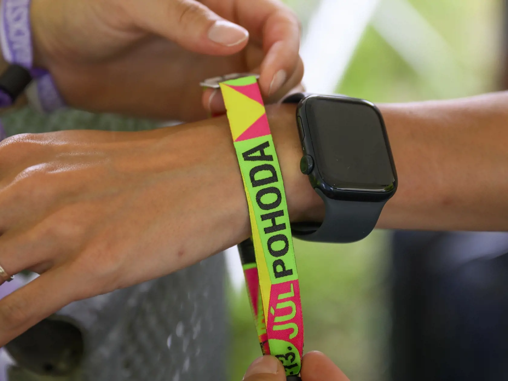 Na snímke odovzdávanie festivalových náramkov po otvorení 27. ročníka festivalu Pohoda vo štvrtok 11. júla 2024 v Trenčíne.