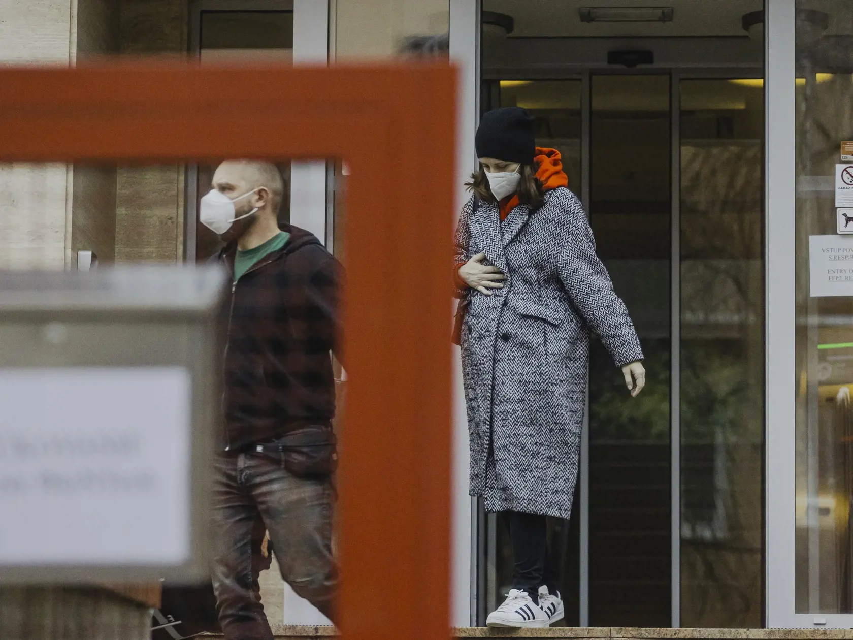 Lenka Vavrinčíková pri odchode z pôrodnice.