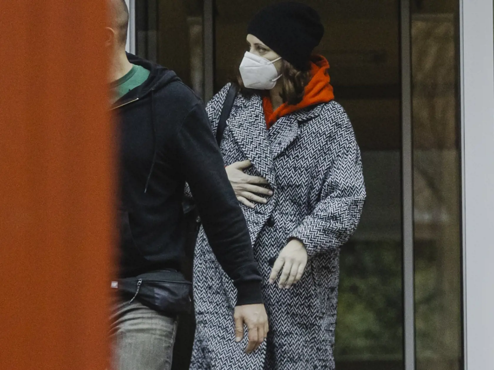 Lenka Vavrinčíková pri odchode z pôrodnice.