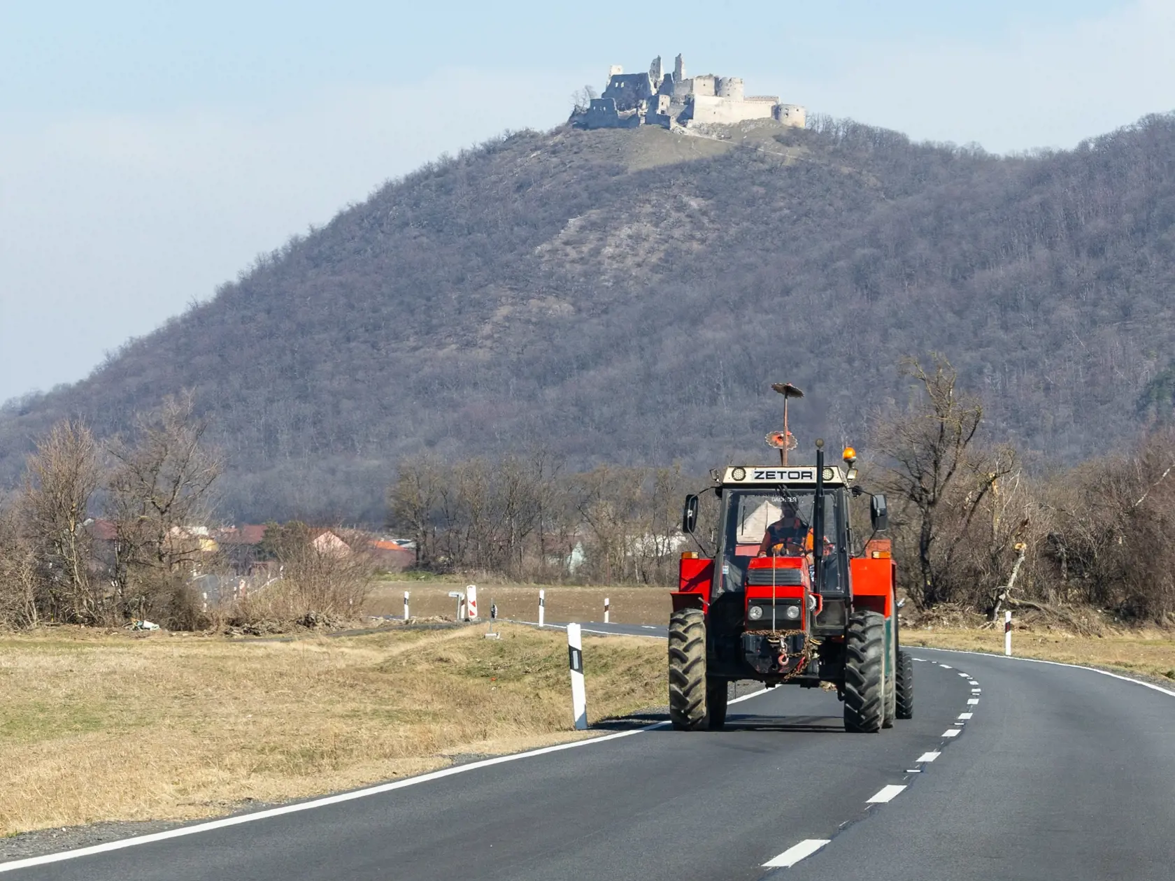 Extréme dlhé obdobie sucha bez zrážok zapríčinilo nedostatok vlahy, čo spôsobuje problém farmárom a lesným hospodárom na Záhorí. 