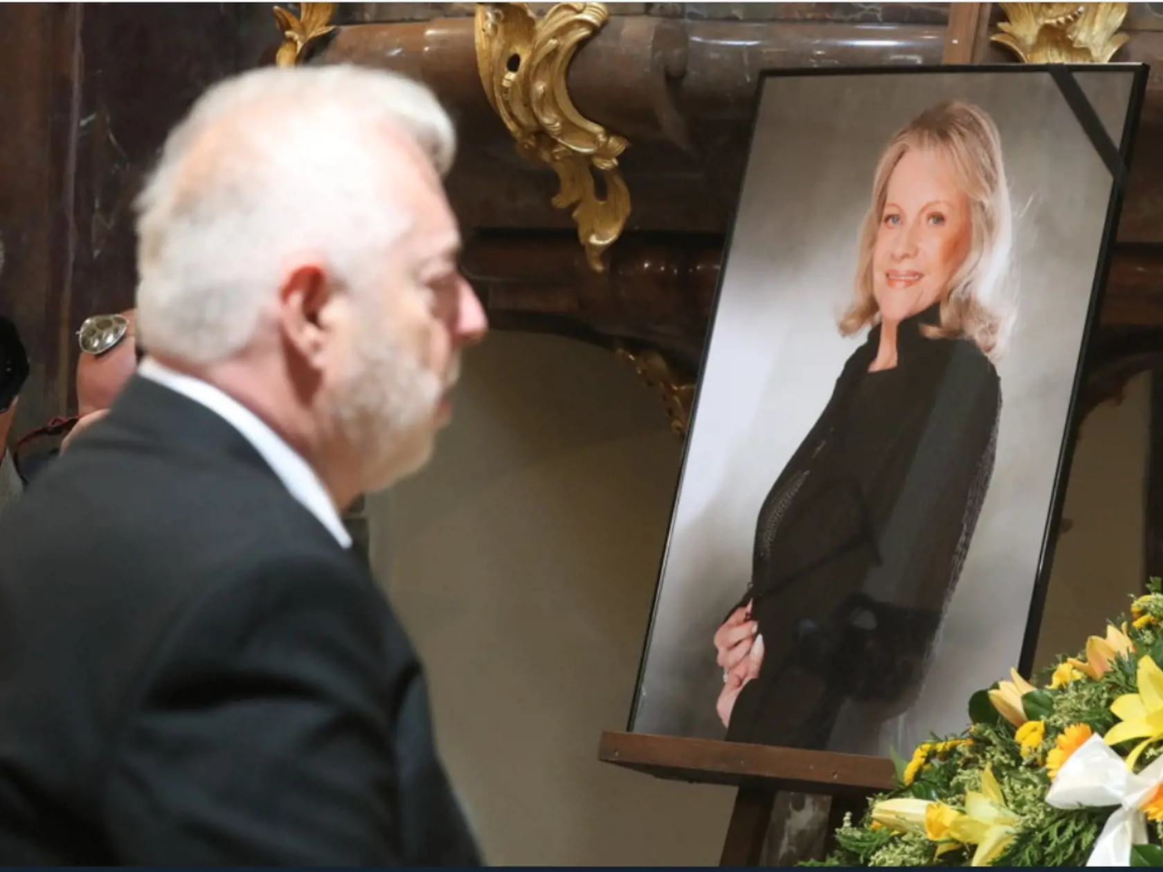 Manžel Evy Pilarovej počas poslednej rozlúčky s nebohou umelkyňou.
