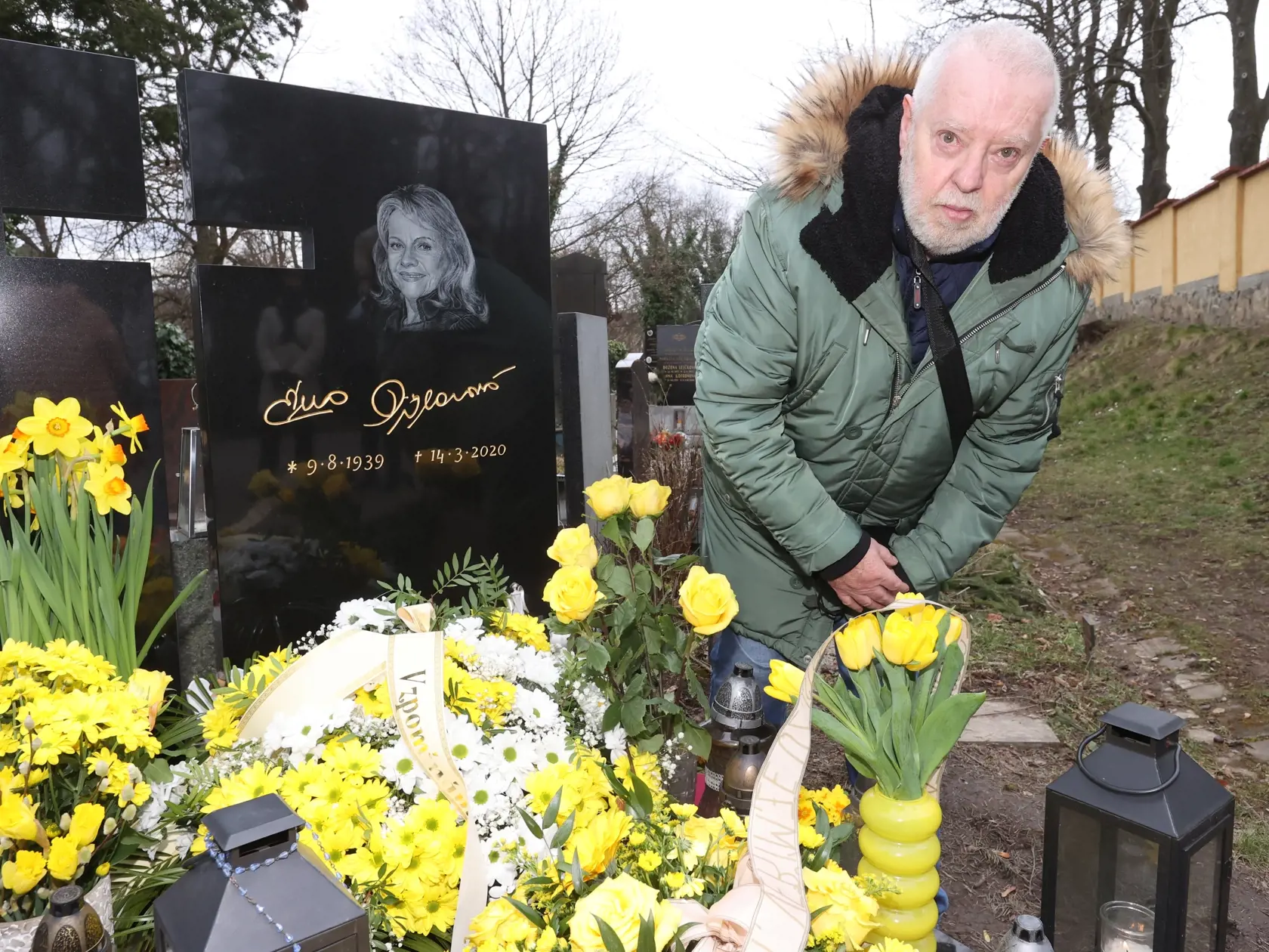 Manžel Evy Pilarovej pri jej na cintoríne. Odpočíva len pár metrov od Karla Gotta.