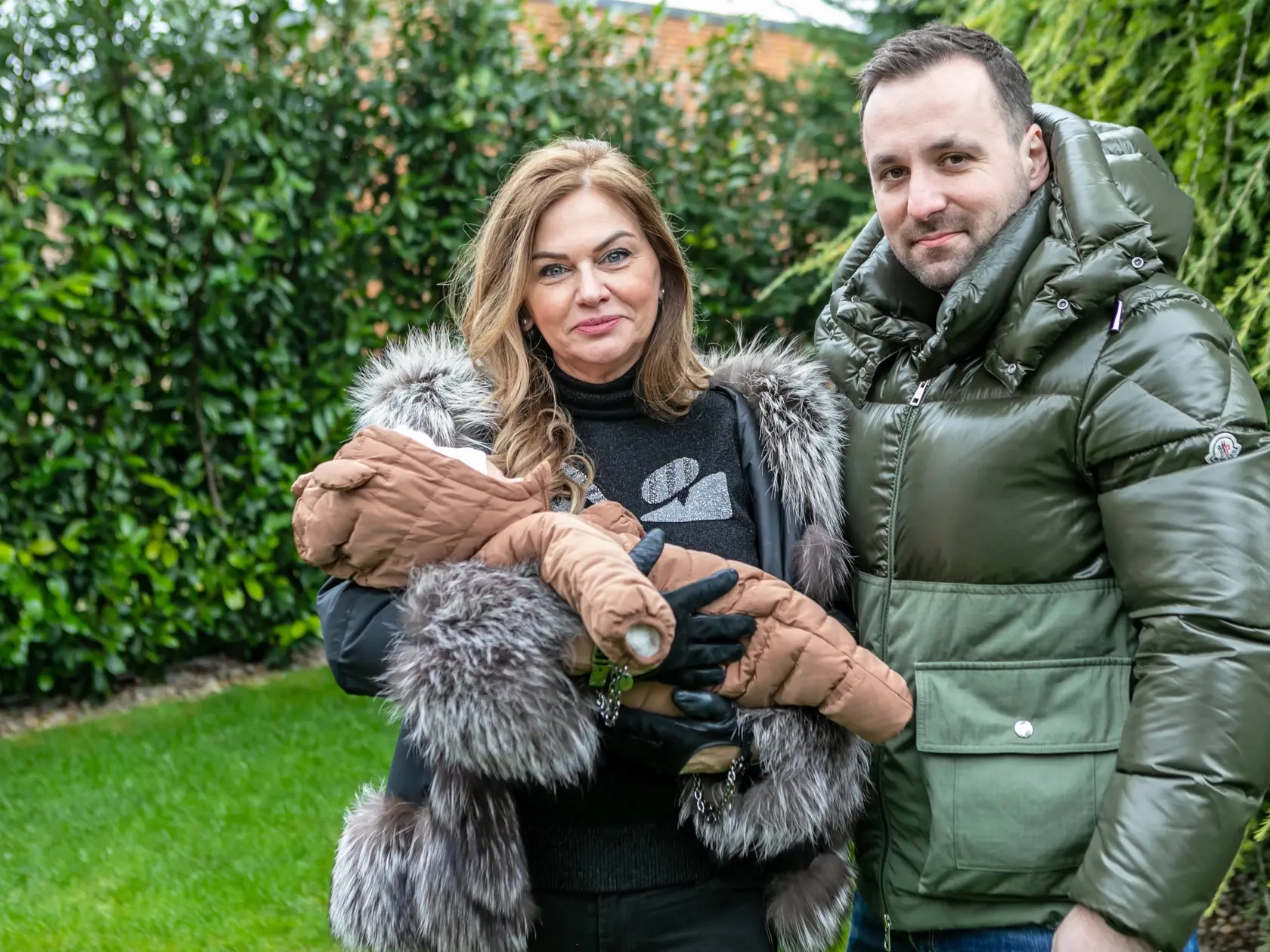 Monika Beňová s partnerom a dcérkou.