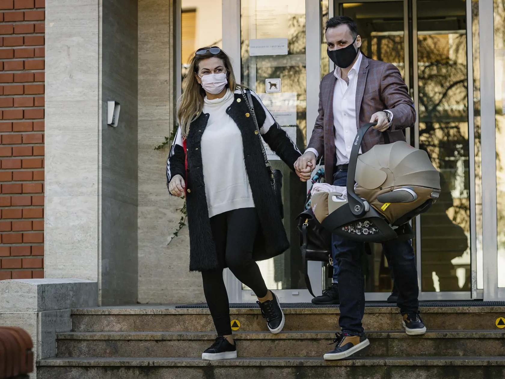 Prvé kroky po pôrode z nemocnice! Monika Beňová odchádza spoločne so svojim partnerom, 36-ročným advokátom Ľubomír Klčom a ich spoločnou dcérou Leou z bratislavskej pôrodnice.
