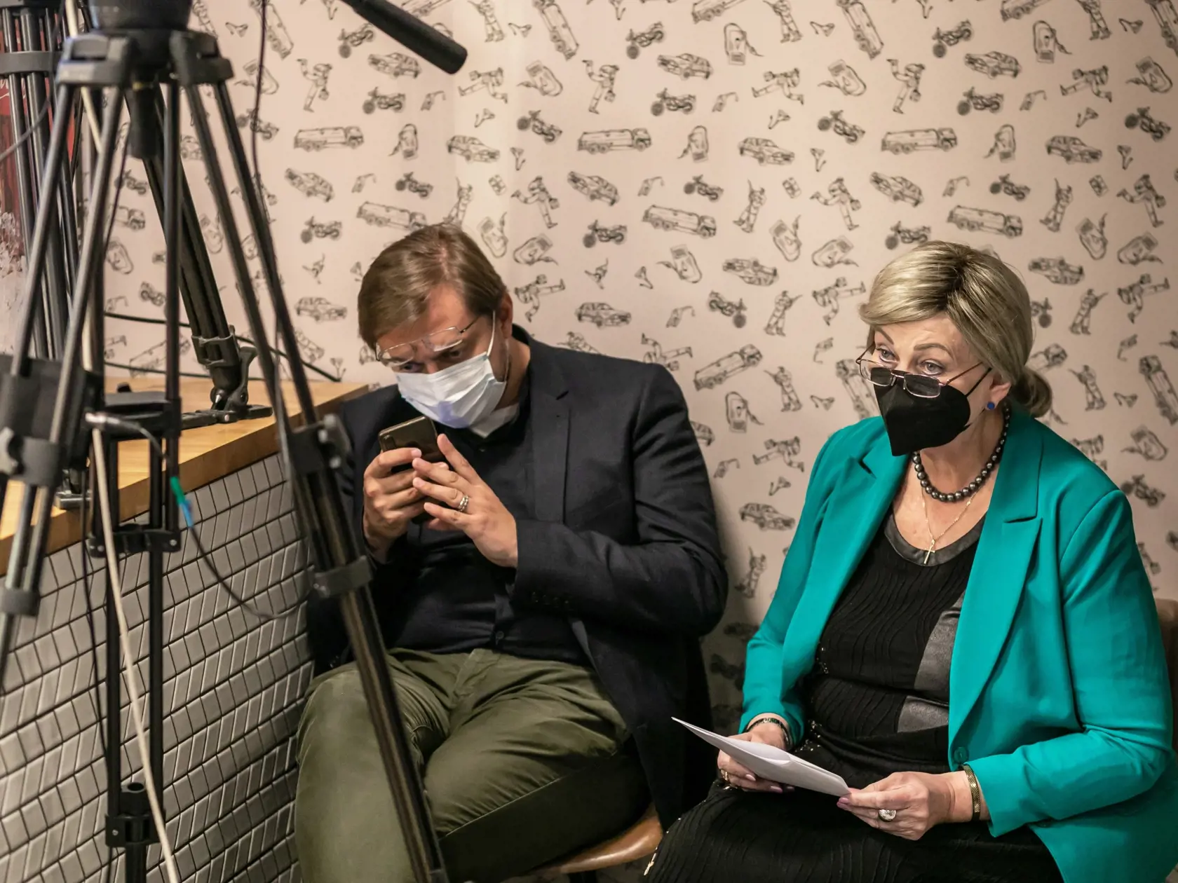 Na snímke je poslankyňa NRSR Anna Záborská počas natáčania slovenského seriálu Pumpa. 