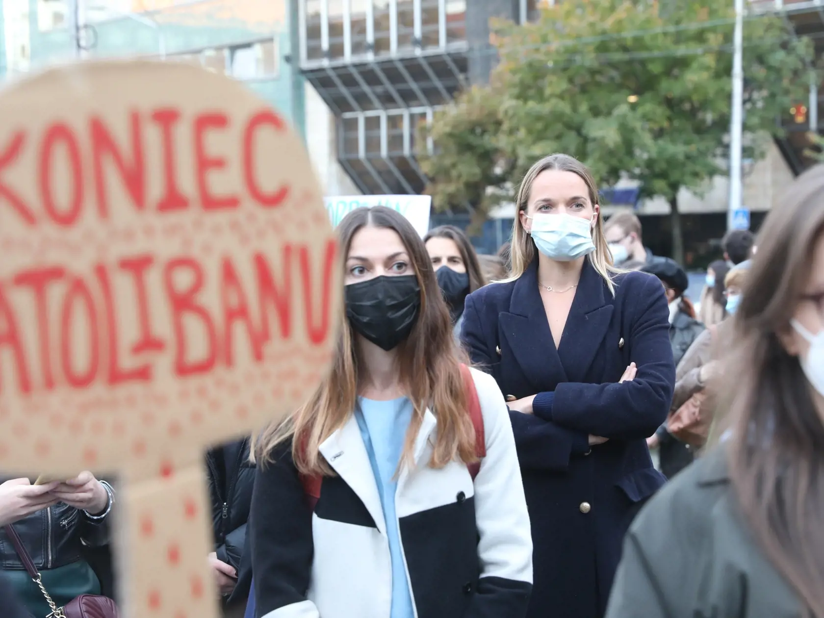 Zákon poslankyne klubu OĽANO Anny Záborskej pobúril verejnosť i lekárov. Proti novele interrupčného zákona, ktorý predložila do parlamentu, sa mnohí od začiatku búria. Otvoreným listom ju dokonca kritizovalo 174 zdravotníkov. Dnes sa k nim na proteste v troch mestách pridávajú stovky ľudí!