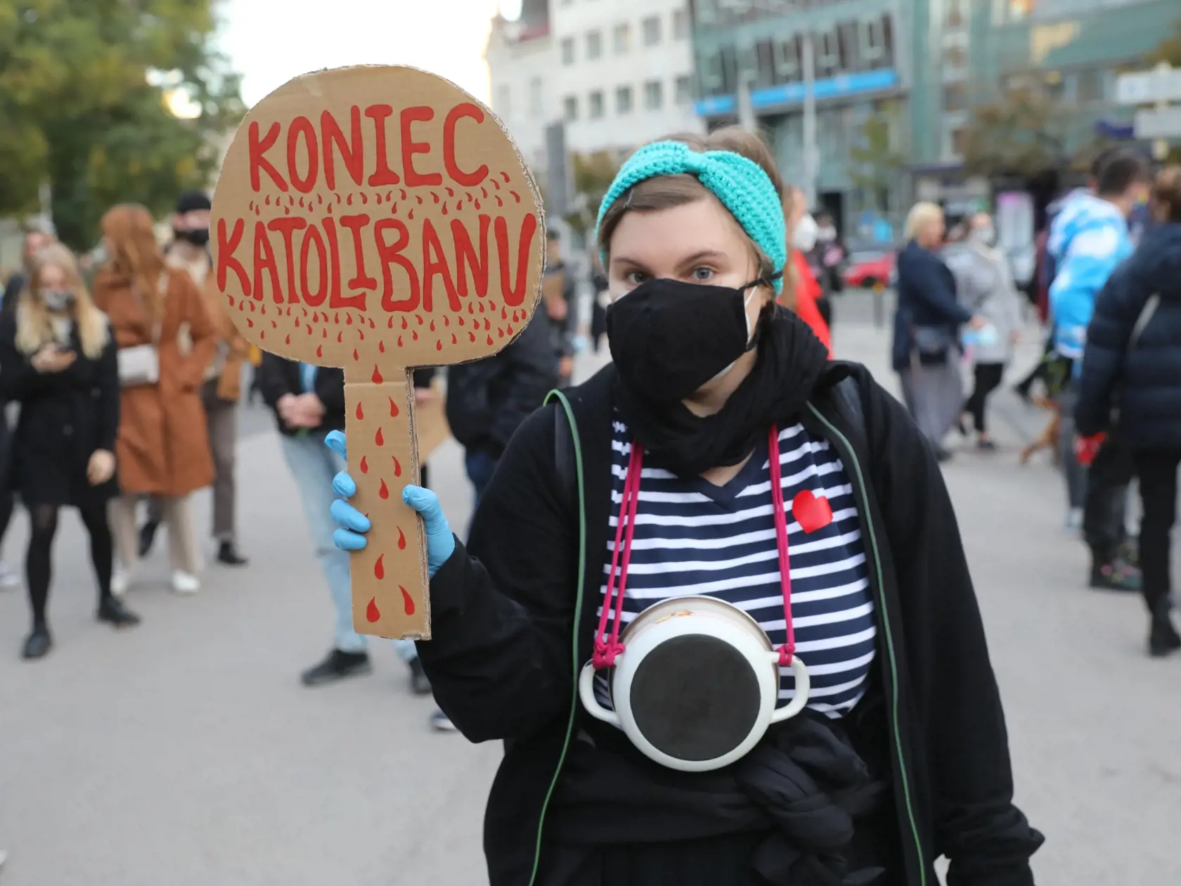Zákon poslankyne klubu OĽANO Anny Záborskej pobúril verejnosť i lekárov. Proti novele interrupčného zákona, ktorý predložila do parlamentu, sa mnohí od začiatku búria. Otvoreným listom ju dokonca kritizovalo 174 zdravotníkov. Dnes sa k nim na proteste v troch mestách pridávajú stovky ľudí!