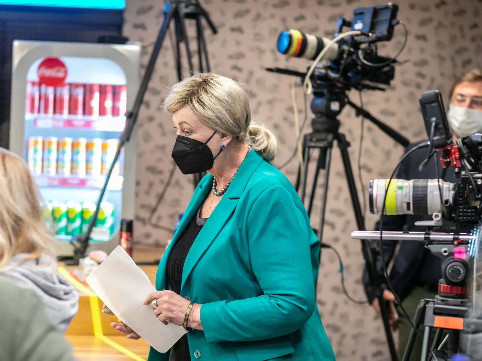 Na snímke je poslankyňa NRSR Anna Záborská počas natáčania slovenského seriálu Pumpa. 