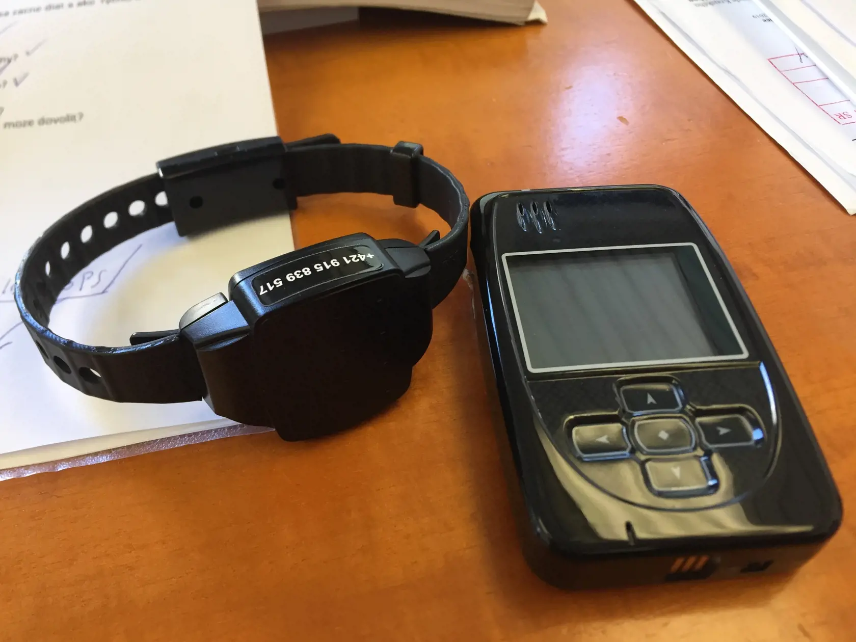 Monitorovací náramok s GPS lokárom