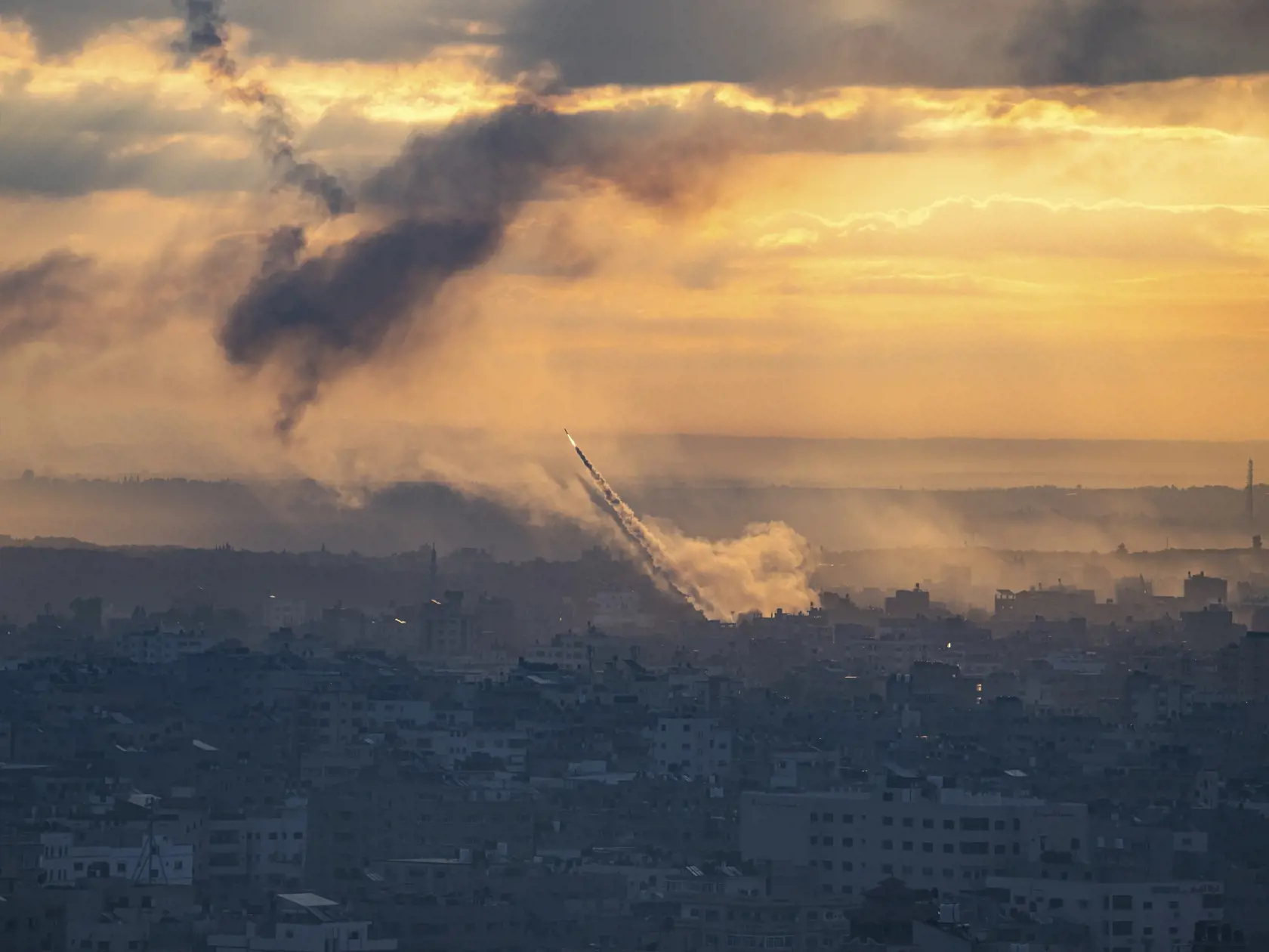 JB 8 Gaza City - Rakety vystrelené z pásma Gazy na Izrael 7. októbra 2023. Vodca islamistického hnutia Hamas oznámil, že táto ozbrojená skupina začala novú vojenskú operáciu proti Izraelu. V Jeruzaleme sa rozozvučali sirény oznamujúce letecký poplach. TASR správu prevzala v sobotu z agentúr AP a AFP. FOTO TASR/AP

Rockets are fired toward Israel from the Gaza Strip, Saturday, Oct. 7, 2023. The rockets were fired as Hamas announced a new operation against Israel. (AP Photo/Fatima Shbair)