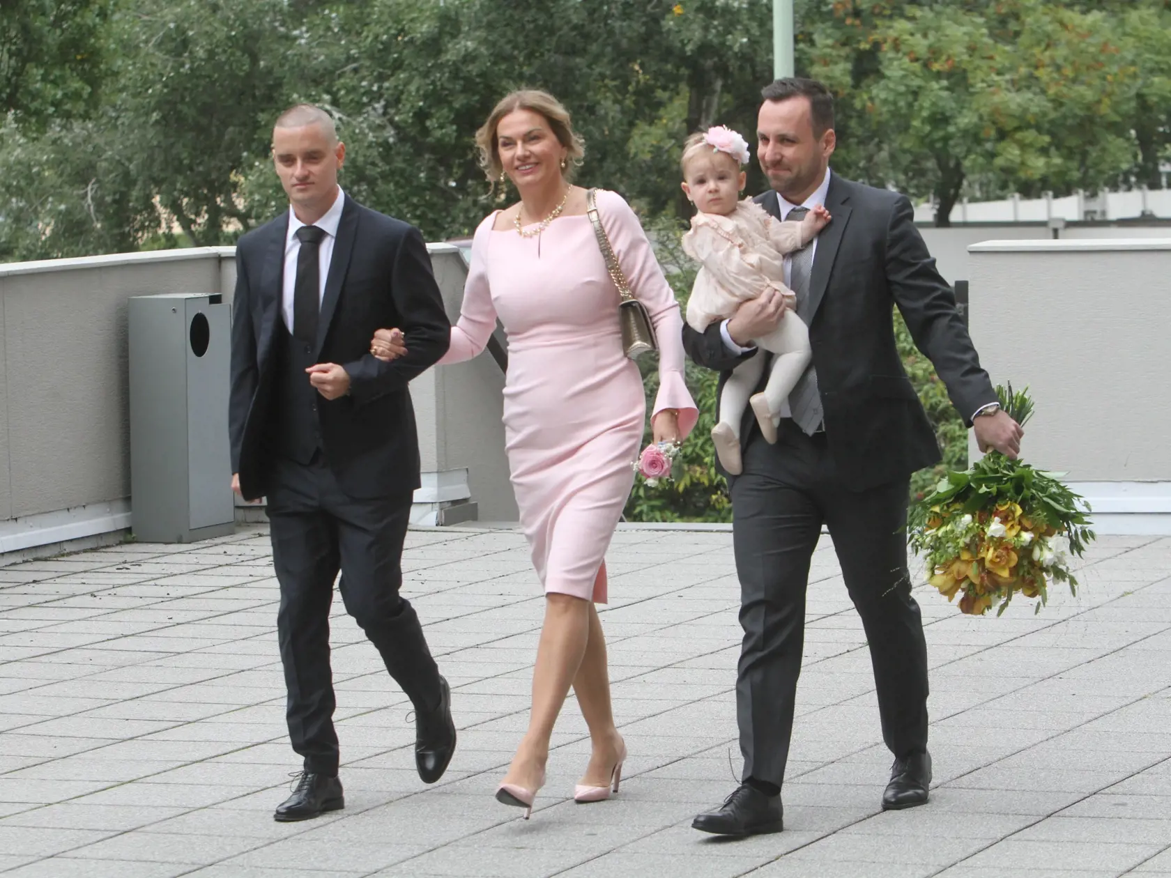 Monika Beňová rok po pôrode ohúrila na synovej svadbe skvelou postavou.