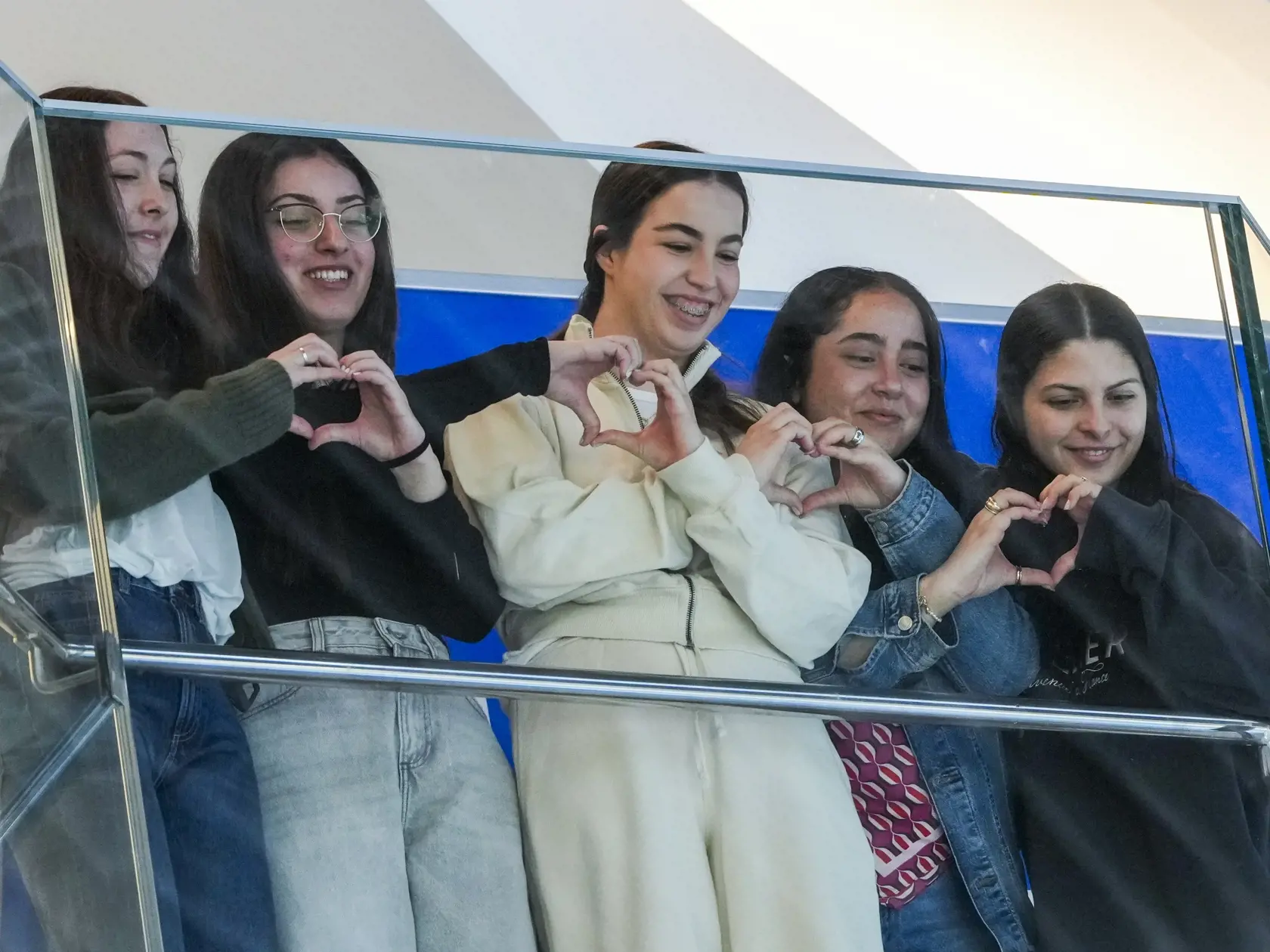 Päť bývalých izraelských rukojemníčok nedávno prepustených zo zajatia Hamasu sprava Daniella Gilboaová, Liri Albagová, Agam Bergerová, Karina Arievová a Naama Levyová počúvajú koncert v nemocnici, kde sa zotavujú v izraelskej Petach Tikve v utorok 4. februára 2025.
