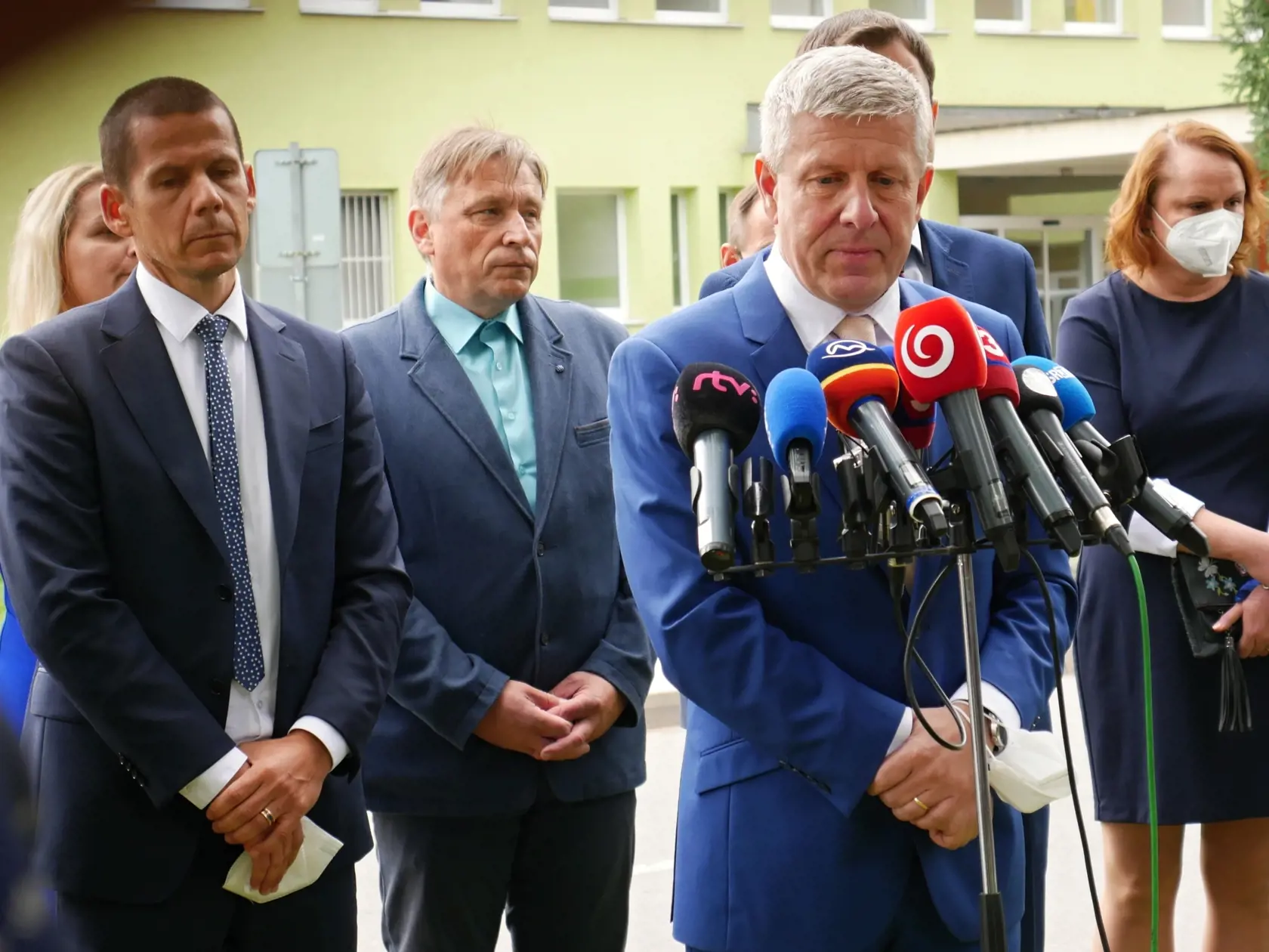 Na snímke vľavo dočasne poverený prezident Policajného zboru SR Štefan Hamran, predseda vlády SR Eduard Heger a minister zdravotníctva SR Vladimír Lengvarský počas tlačovej konferencie pred Kysuckou nemocnicou s poliklinikou v Čadci dňa 10. októbra 2021. FOTO TASR - Erika Ďurčová