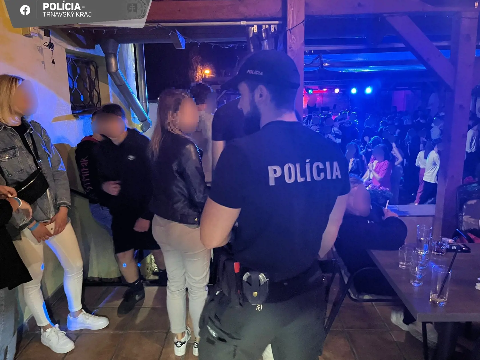 Zo 100 návštevníkov podniku alkohol v dychu zistili piatim mladistvým osobám, štyrom chlapcom a jednému dievčaťu.