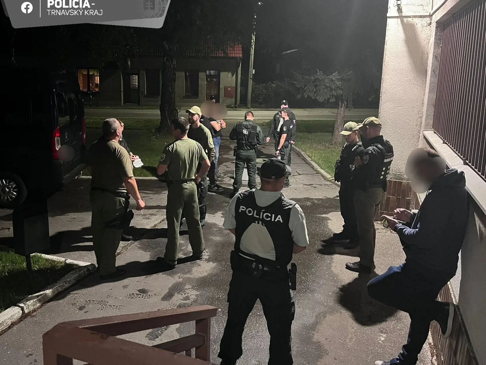Polícia si posvietila na opitú mládež.