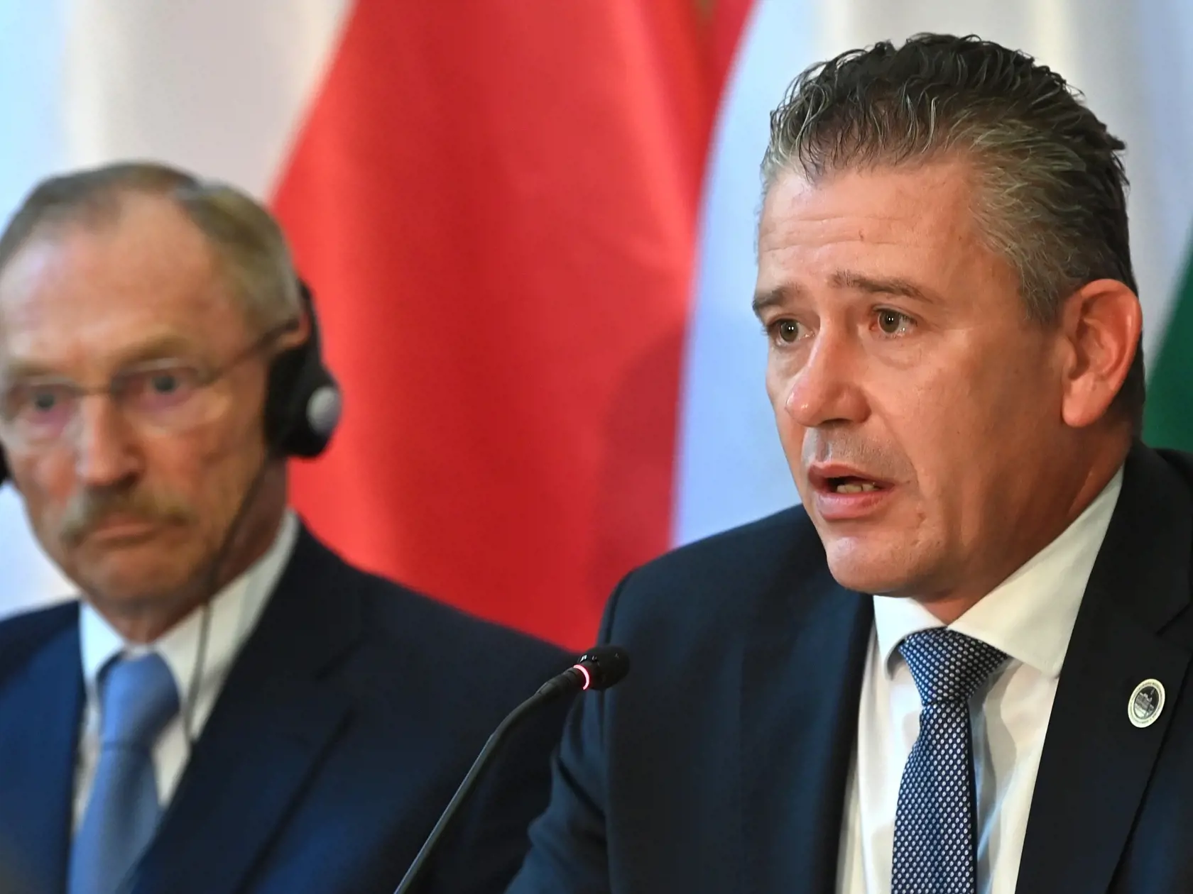 KK6 Budapešť - Na snímke minister vnútra SR Roman Mikulec hovorí počas spoločnej tlačovej konferencie po zasadnutí ministrov krajín  Vyšehradskej skupiny (V4), Rakúska a Slovinska 5. októbra 2021 v Budapešti. FOTO TASR/DUNA/MTI - Tibor Illyes
Interior Minister of Slovakia Roman Mikulec speaks during a joint press conference after the interior ministerial meeting of the Visegrad Group (V4) countries and Austria and Slovenia in Budapest, Hungary, 05 October 2021. (MTI/Tibor Illyes)