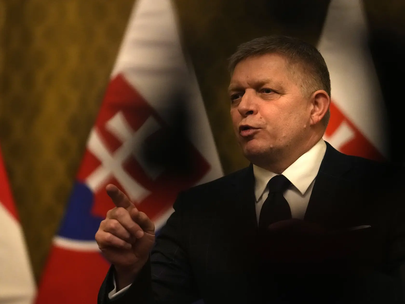 „Celá vládna koalícia zahlasovala v národnej rade za transakčnú daň a nikto nebol proti. Taká bola dohoda aj na koaličnej rade, na ktorej boli všetci prítomní a odsúhlasili sme, že transakčná daň sa nebude týkať fyzických osôb,“ uviedol premiér Fico vo videu s tým, že žiadna daň nie je pekná. Pristúpiť k nej však museli, aby mohli získať zdroje na konsolidáciu verejných financií.