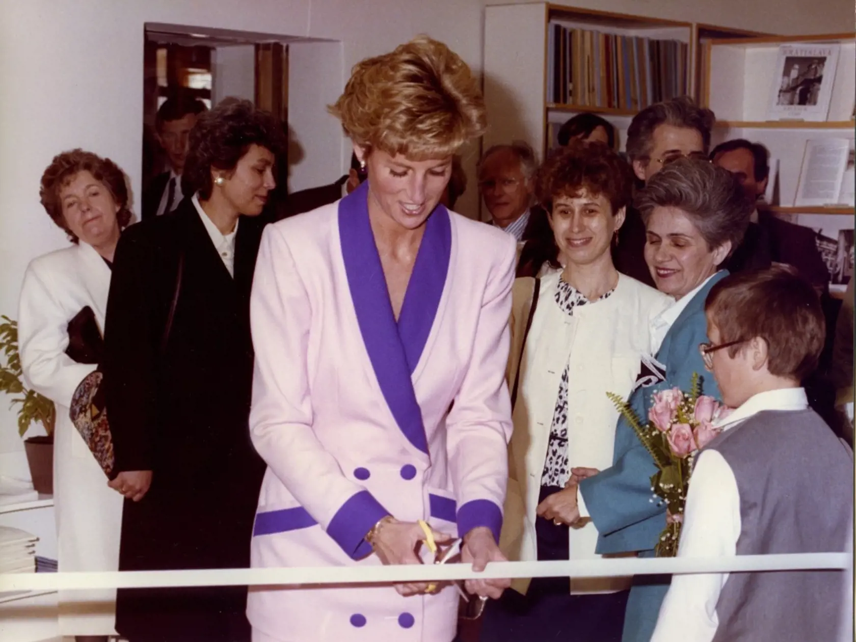 Záber z roku 1991 z otvorenia oddelenia pre nevidiacich a slabozrakých v Mestskej knižnici v Bratislave. Lady Diana strihala pásku.
