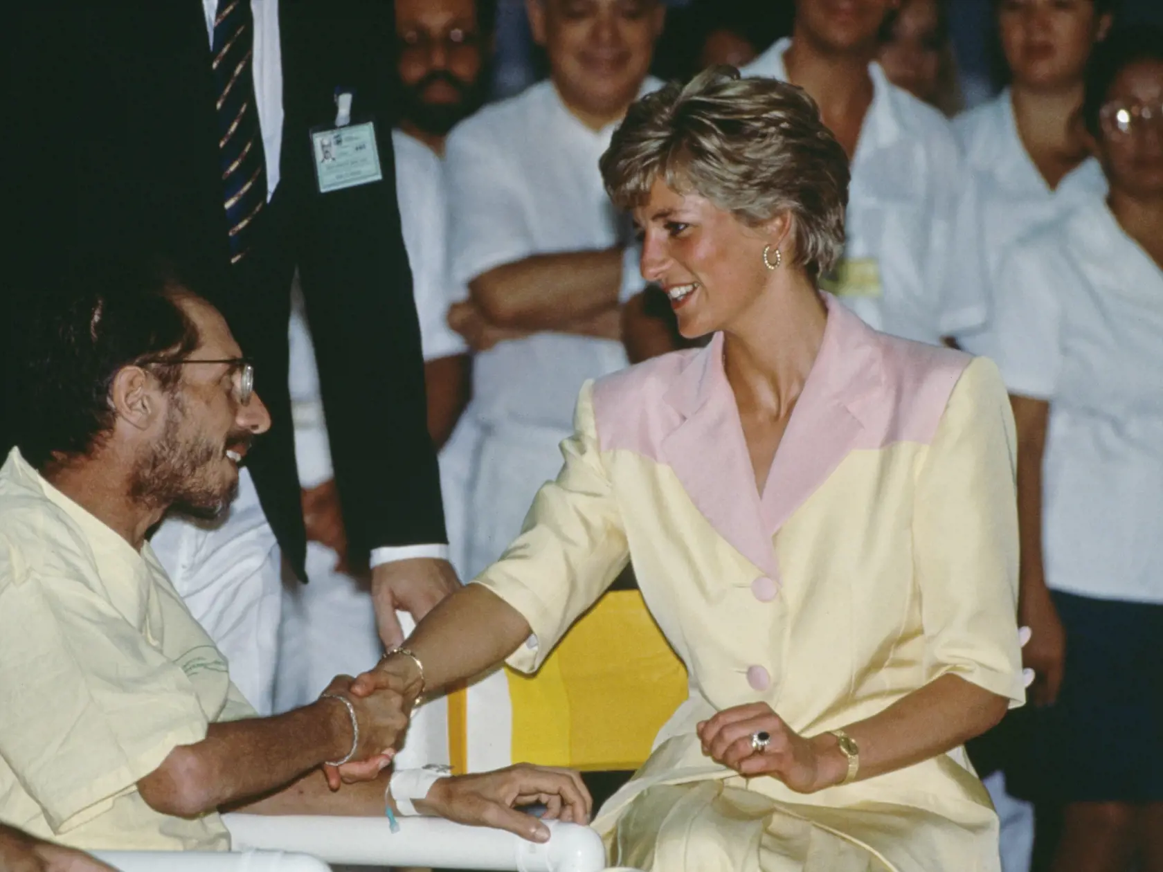 DIANA bola na rozdiel od svojej kráľovskej svokry plná emócií, ľudsky nešikovná, ľudia s ňou preto sympatizovali. Neváhala si podať ruku s chorým na AIDS.