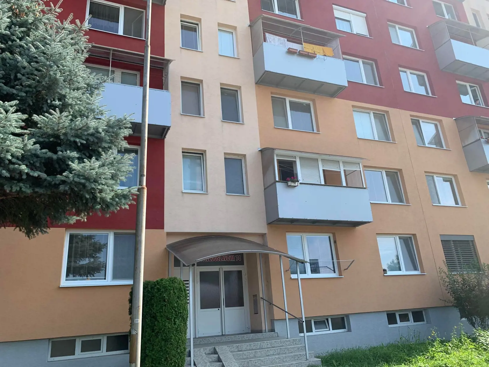 Bytovka, kde bývajú rodičia Štefana. Ani tam nám však nikto neotváral.