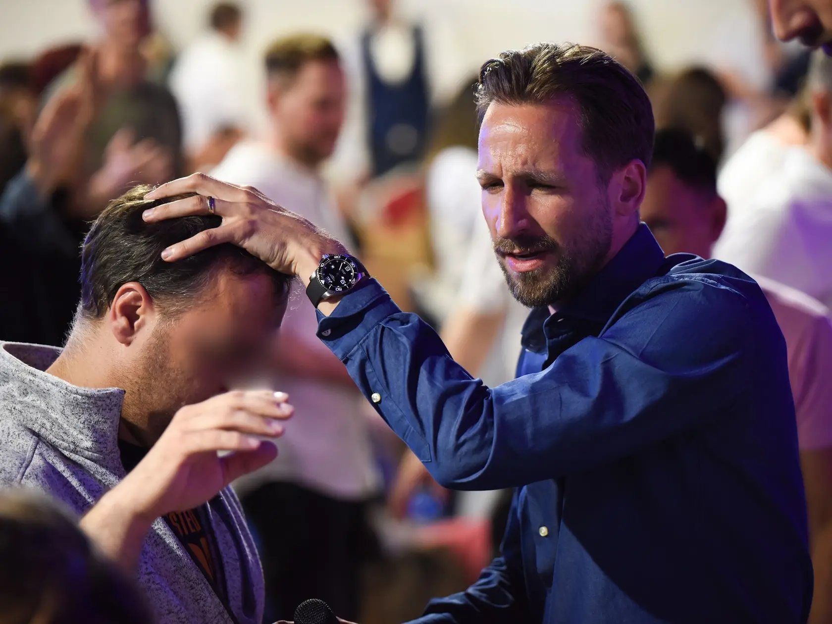 Pastor dotykom odovzdával ľuďom božiu silu.