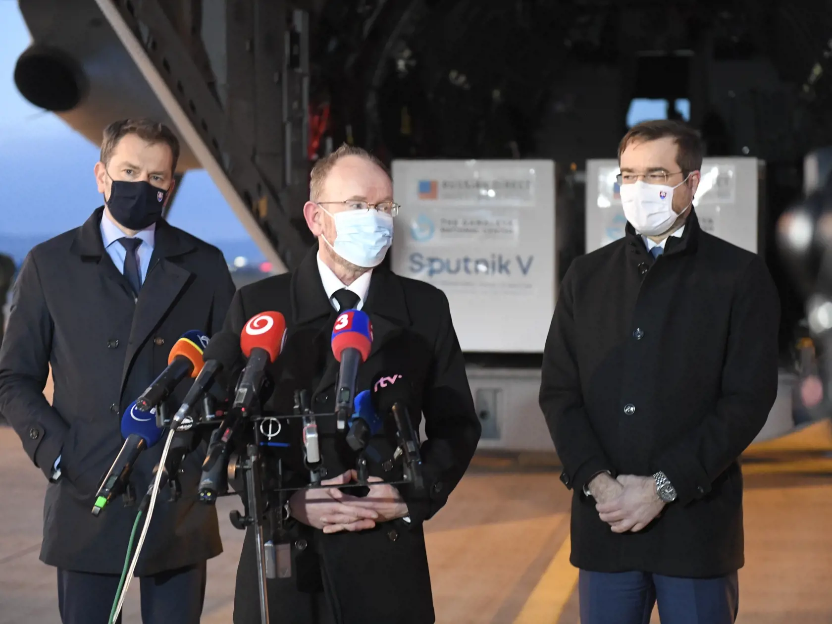 Slovensko nakúpi dva milióny kusov ruskej vakcíny Sputnik V. Premiér Igor Matovič (OĽANO) o tom informoval z košického letiska, kde priviezli prvú dodávku. Minister zdravotníctva Marek Krajčí (OĽANO) potvrdil, že očkovanie vakcínou bude dobrovoľné a bez obmedzenia veku. Začať by sa mohlo najskôr o dva týždne. Na snímke tlačová konferencia predsedu vlády SR Igora Matoviča (vľavo), ministra zdravotníctva SR Mareka Krajčího (vpravo) a infektológa a prednostu kliniky infektológie a cestovnej medicín