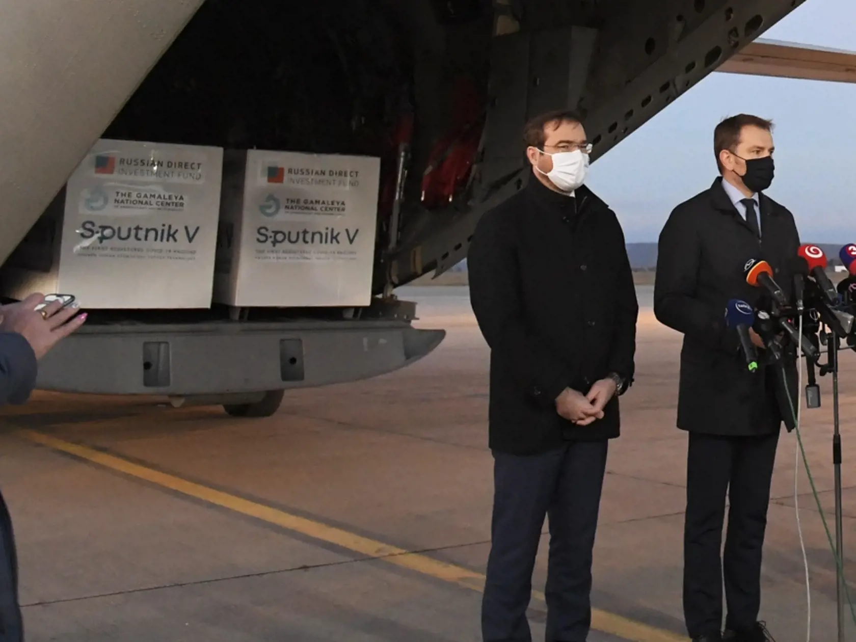 Slovensko nakúpi dva milióny kusov ruskej vakcíny Sputnik V. Premiér Igor Matovič (OĽANO) o tom informoval z košického letiska, kde priviezli prvú dodávku. Minister zdravotníctva Marek Krajčí (OĽANO) potvrdil, že očkovanie vakcínou bude dobrovoľné a bez obmedzenia veku. Začať by sa mohlo najskôr o dva týždne. Na snímke tlačová konferencia predsedu vlády SR Igora Matoviča (uprostred), ministra zdravotníctva SR Mareka Krajčího (vľavo) a infektológa a prednostu kliniky infektológie a cestovnej medi