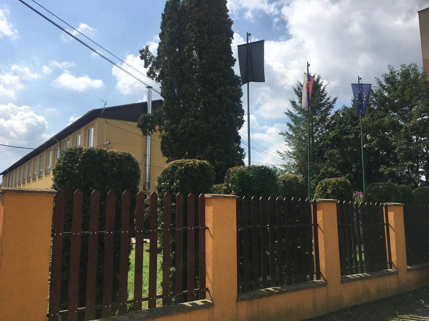 Na ZŠ Mlynská, kde majú športové futbalové triedy, veje čierna zástava. Navštevoval ju Tadeáš, v septembri tu mal nastúpiť aj Oliver.