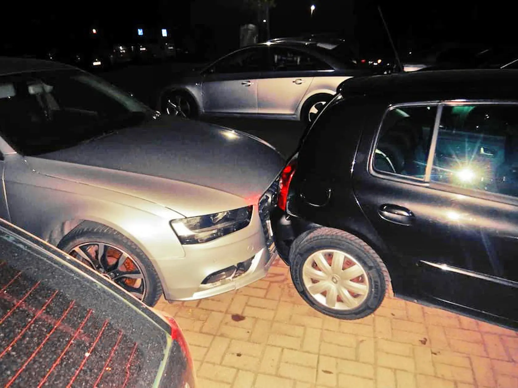Pred svojím bydliskom spôsobila nehodu pri parkovaní.