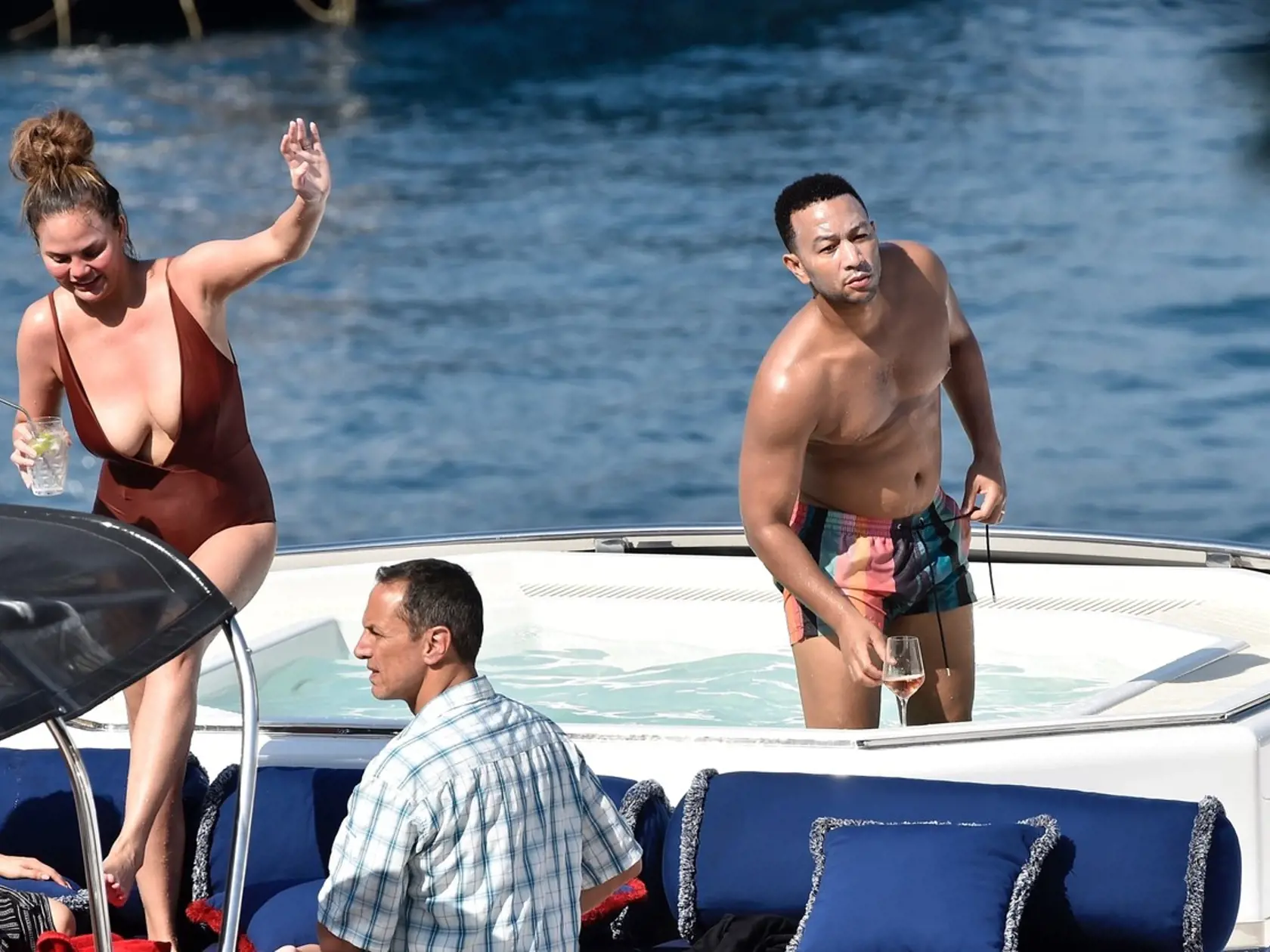 John Legend s manželkou Chrissy Teigen na dovolenke. John je bez trička vážne sexi!