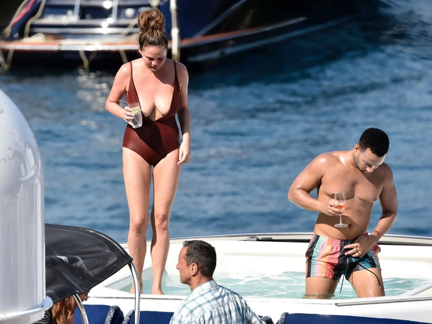 John Legend s manželkou Chrissy Teigen na dovolenke. John je bez trička vážne sexi!
